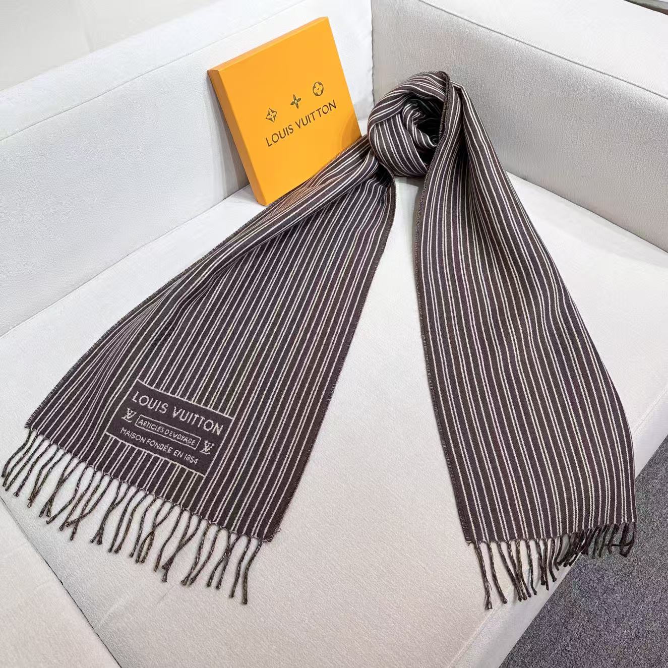 本款My Neverfull围巾为柔暖毛绒混纺铺陈经典Monogram 图案和路易威登成衣系列的Neve