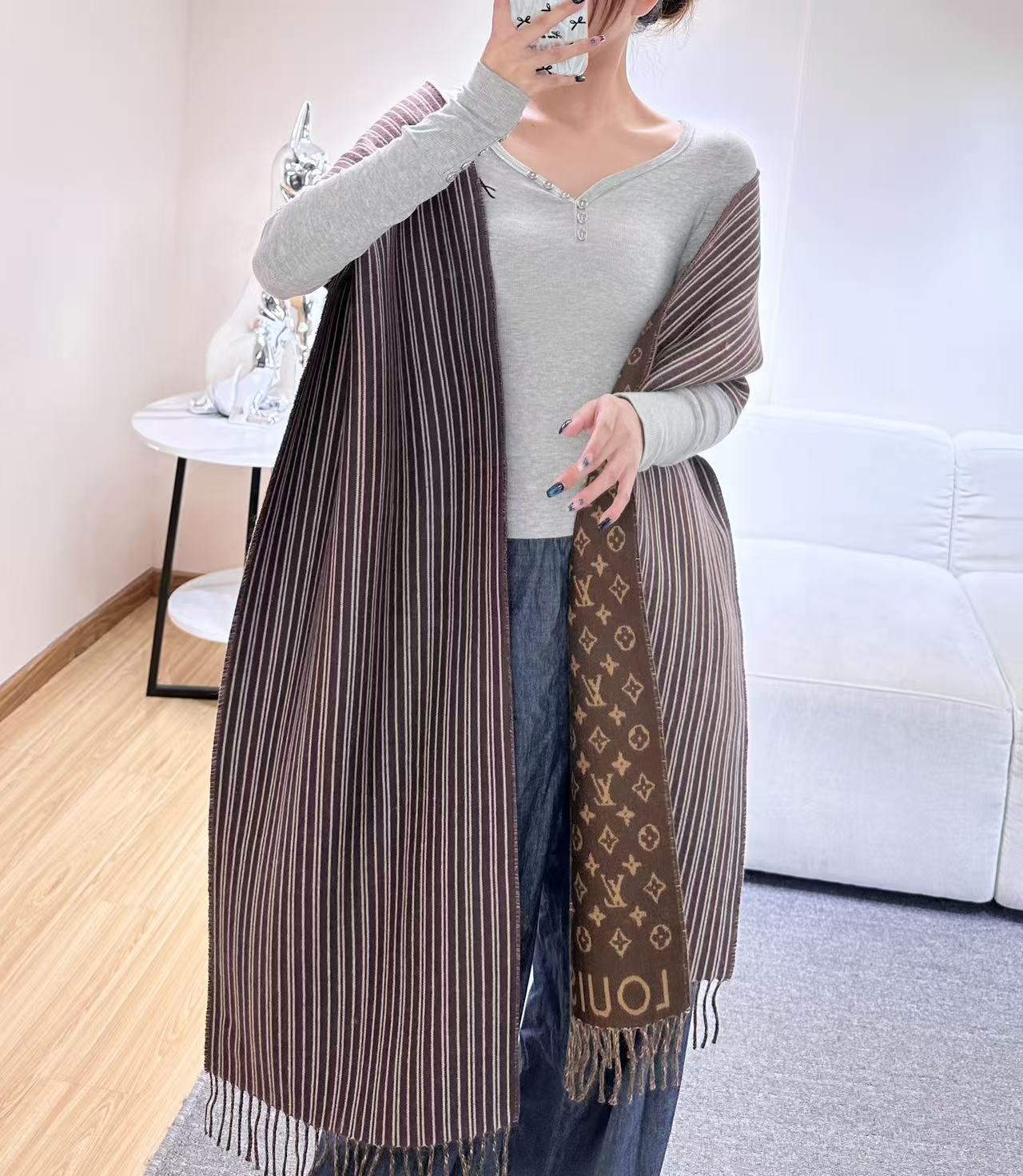 本款My Neverfull围巾为柔暖毛绒混纺铺陈经典Monogram 图案和路易威登成衣系列的Neve