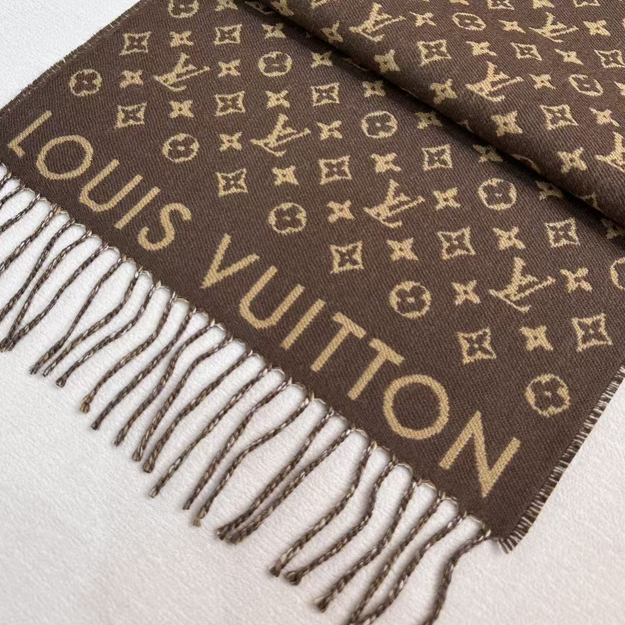 本款My Neverfull围巾为柔暖毛绒混纺铺陈经典Monogram 图案和路易威登成衣系列的Neve