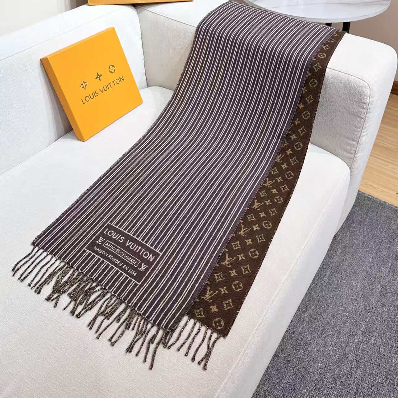 本款My Neverfull围巾为柔暖毛绒混纺铺陈经典Monogram 图案和路易威登成衣系列的Neve