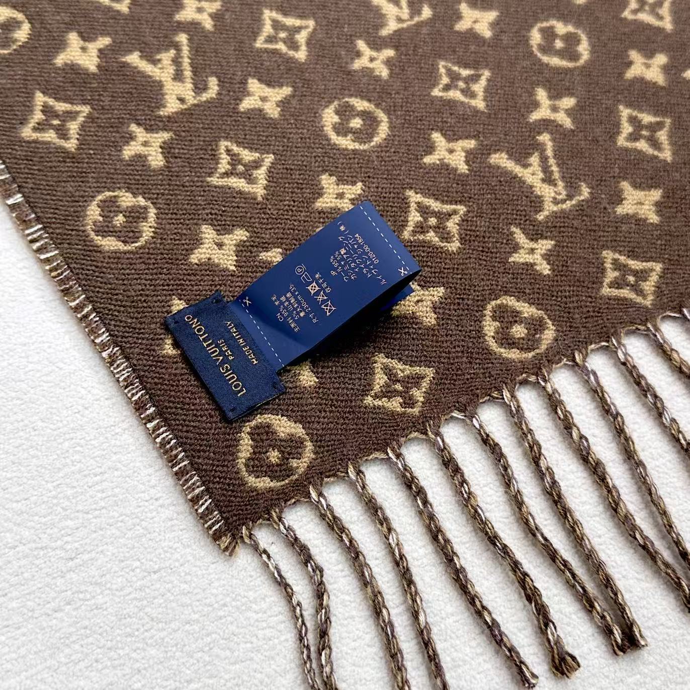 本款My Neverfull围巾为柔暖毛绒混纺铺陈经典Monogram 图案和路易威登成衣系列的Neve