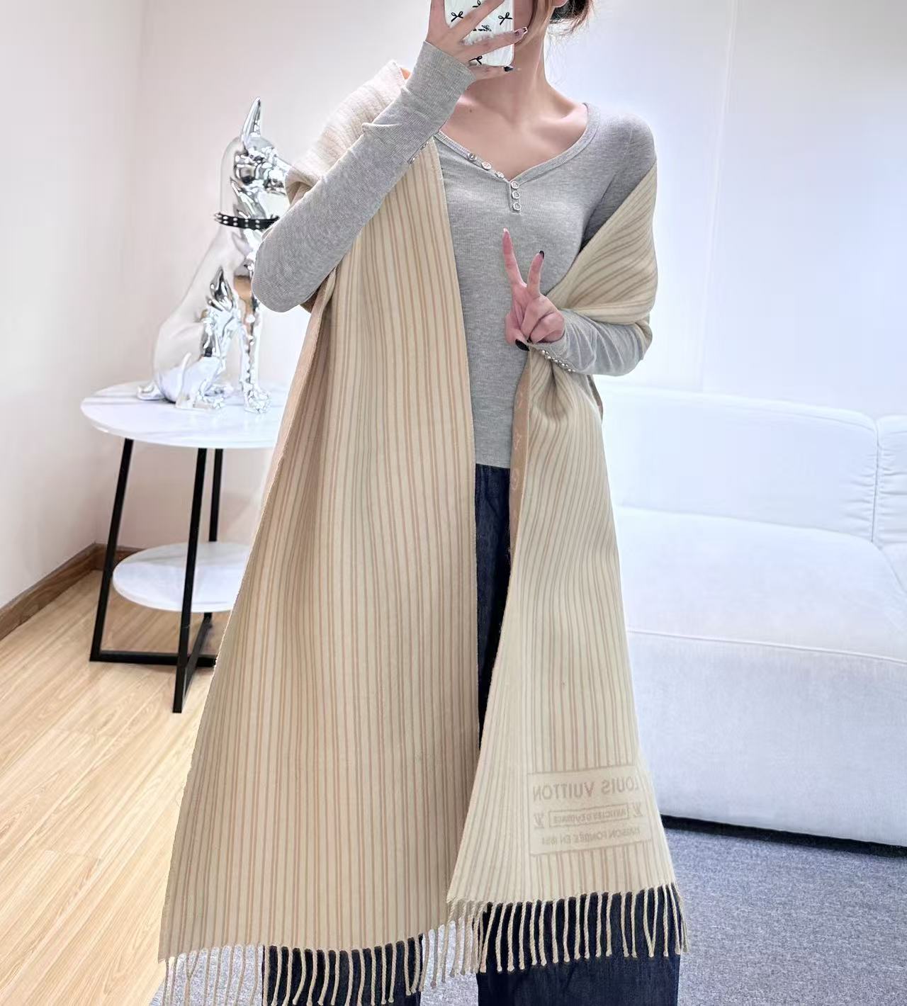 本款My Neverfull围巾为柔暖毛绒混纺铺陈经典Monogram 图案和路易威登成衣系列的Neve