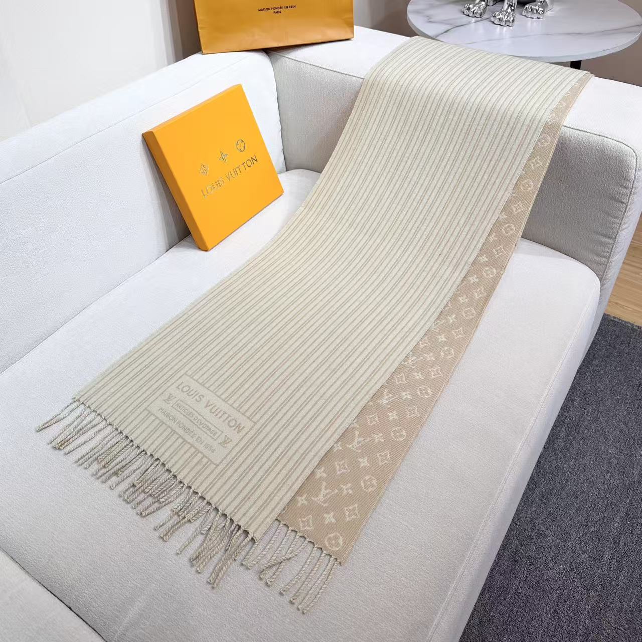 本款My Neverfull围巾为柔暖毛绒混纺铺陈经典Monogram 图案和路易威登成衣系列的Neve