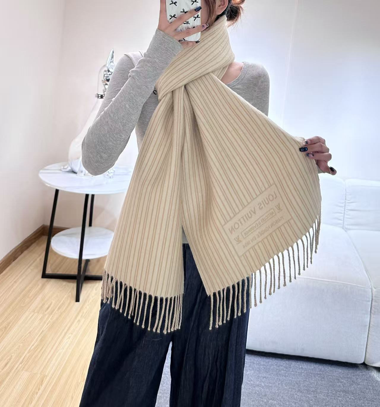 本款My Neverfull围巾为柔暖毛绒混纺铺陈经典Monogram 图案和路易威登成衣系列的Neve