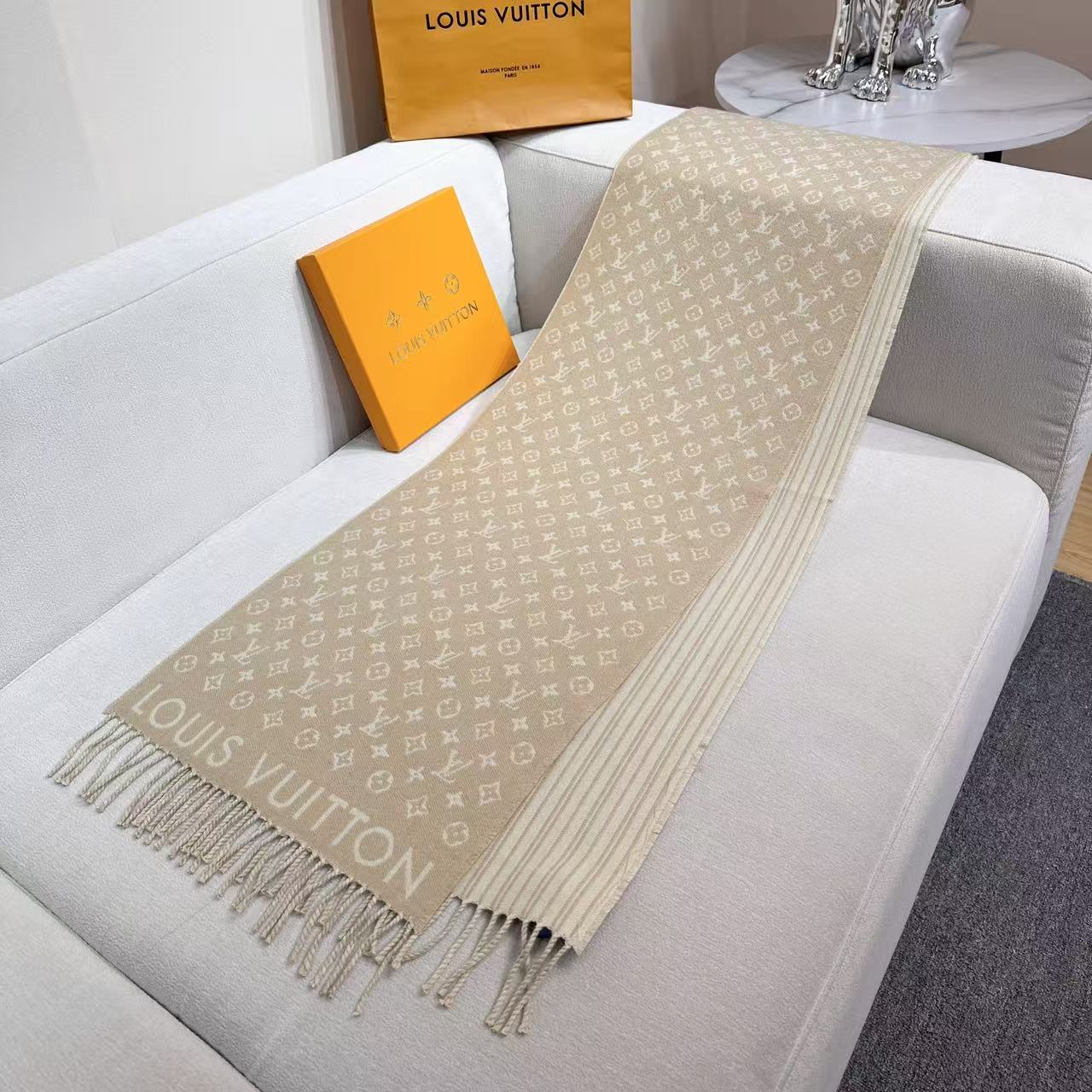 本款My Neverfull围巾为柔暖毛绒混纺铺陈经典Monogram 图案和路易威登成衣系列的Neve