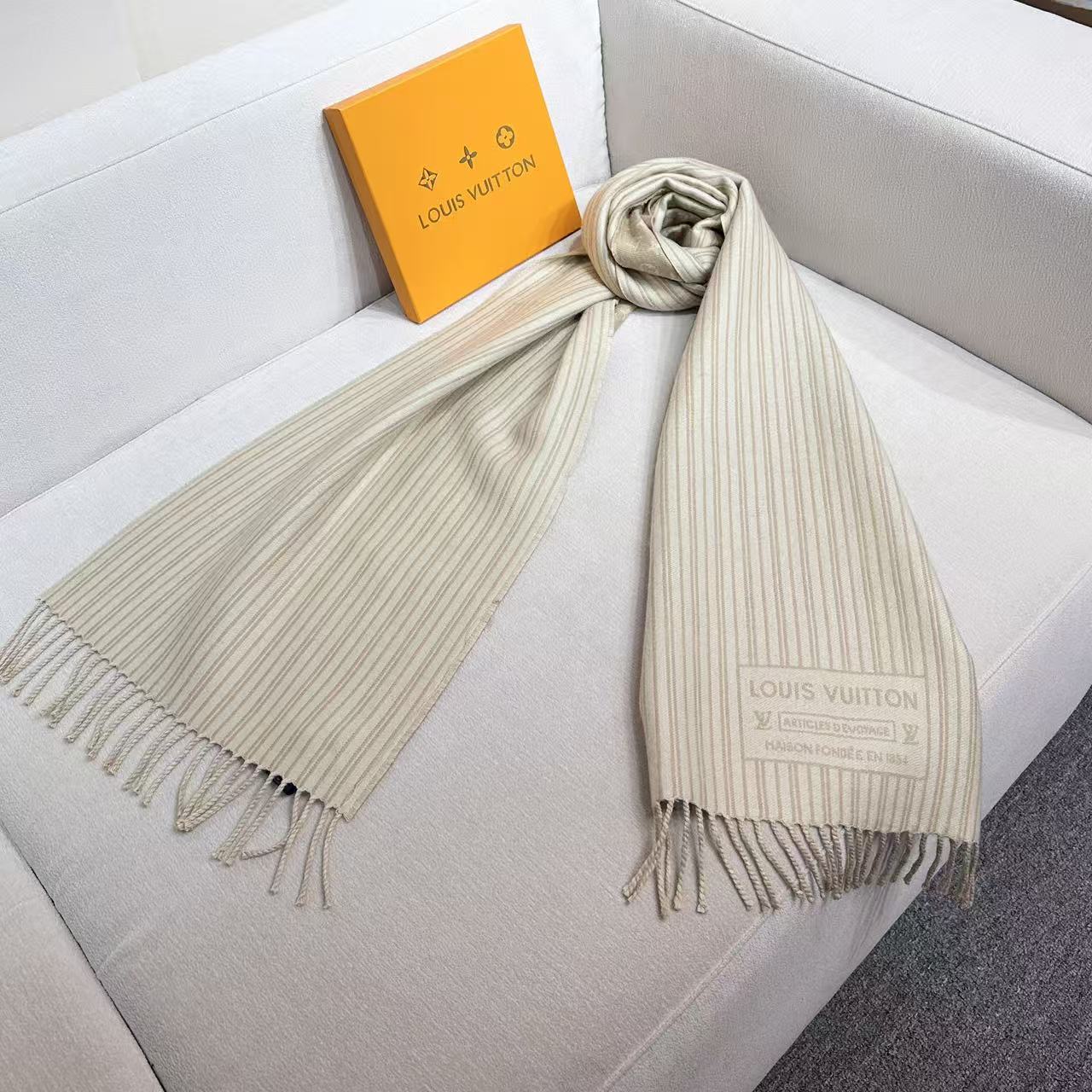 本款My Neverfull围巾为柔暖毛绒混纺铺陈经典Monogram 图案和路易威登成衣系列的Neve