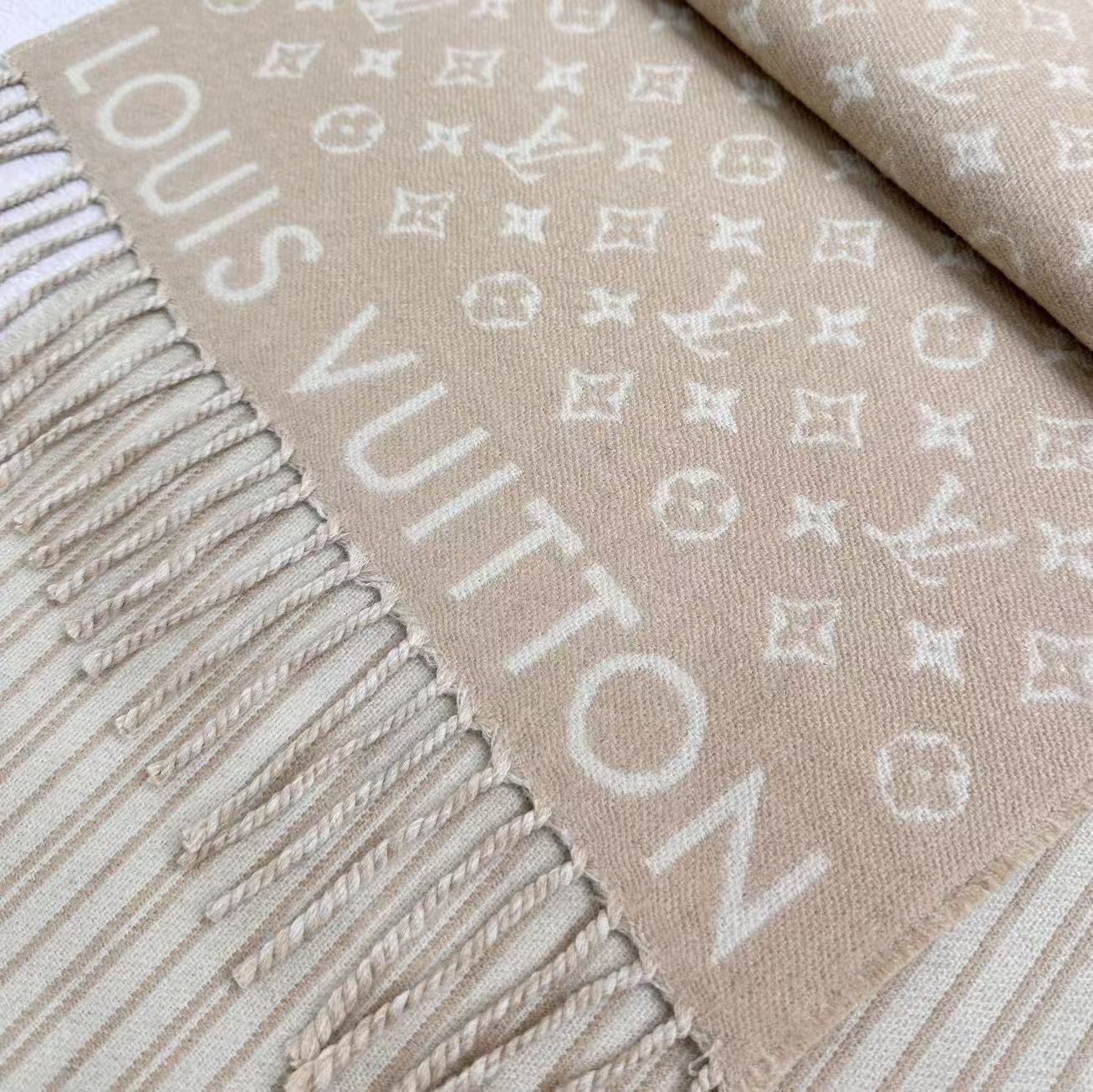 本款My Neverfull围巾为柔暖毛绒混纺铺陈经典Monogram 图案和路易威登成衣系列的Neve