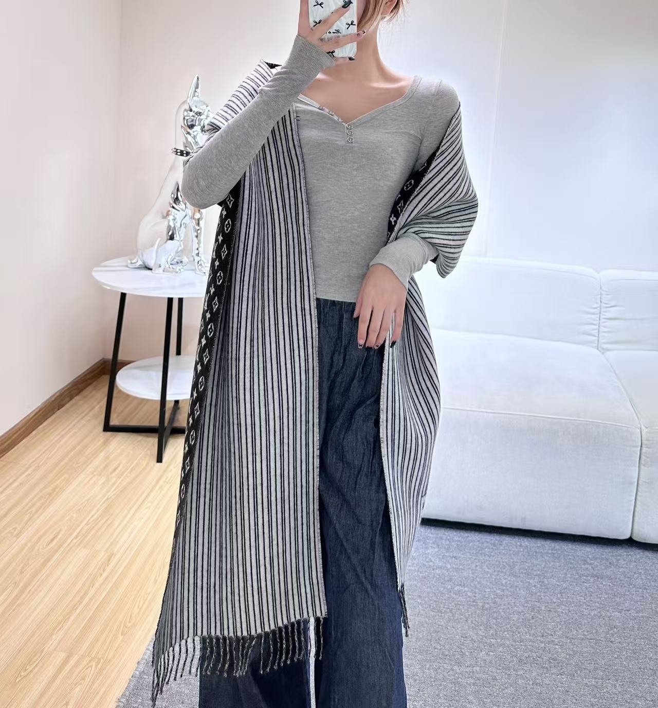 NO:728980,This My Neverfull scarf is made of a warm plush blend with the classic Monogram pattern and Louis Vuitton ready-to-wear collection's Neverfull stripes, adding an elegant touch to winter looks. 240x35 cm (length x height) 230 x 35 cm (excluding fringe), 95 sheep wool, 5 cashmere Monogram pattern Neverfull striped woven logo patch tassel trim high version scarf, high version scarf, louis vuitton19860909本款My Neverfull围巾为柔暖毛绒混纺铺陈经典Monogram 图案和路易威登成衣系列的Neverfull条纹,可为冬季造型注入典雅格调.  240x35厘米(长度x高) 230 x35厘米(不含流苏),95绵羊毛,5山羊绒 Monogram 图案 Neverfull 条纹梭织标识贴饰流苏饰边高版本围巾,高版本围巾,louis vuitton,scarf