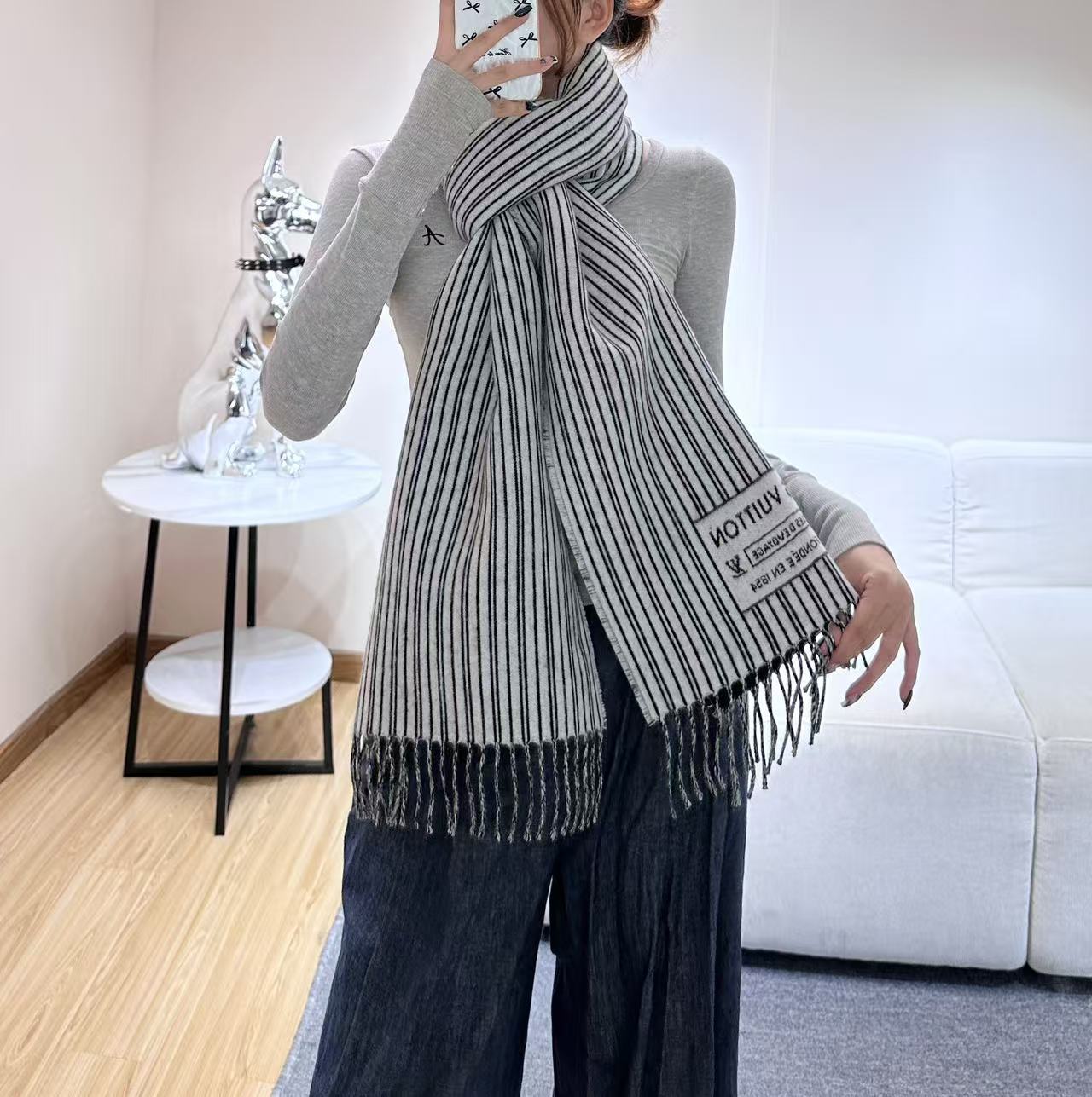 本款My Neverfull围巾为柔暖毛绒混纺铺陈经典Monogram 图案和路易威登成衣系列的Neve