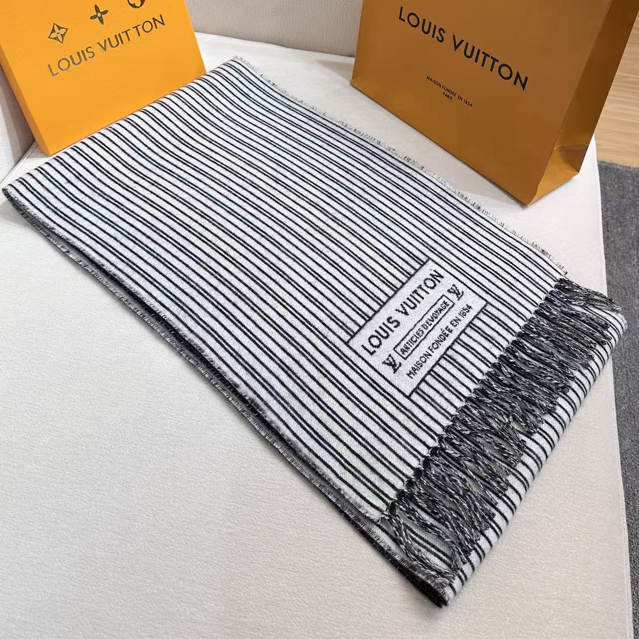 本款My Neverfull围巾为柔暖毛绒混纺铺陈经典Monogram 图案和路易威登成衣系列的Neve