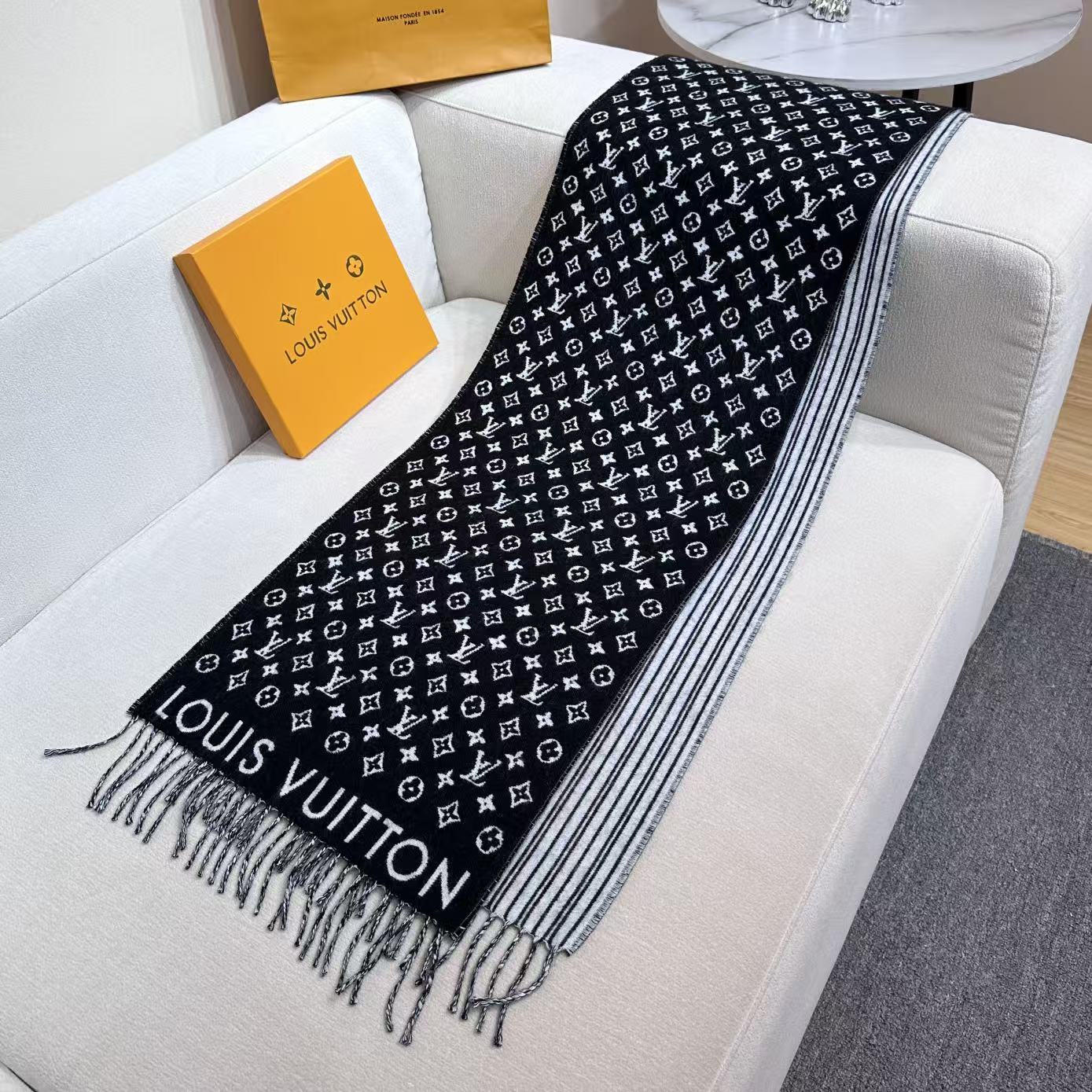 本款My Neverfull围巾为柔暖毛绒混纺铺陈经典Monogram 图案和路易威登成衣系列的Neve