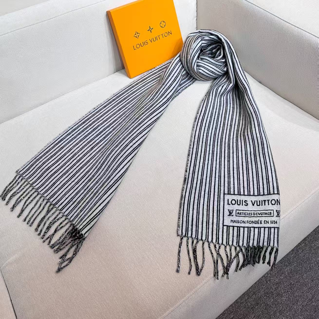 本款My Neverfull围巾为柔暖毛绒混纺铺陈经典Monogram 图案和路易威登成衣系列的Neve