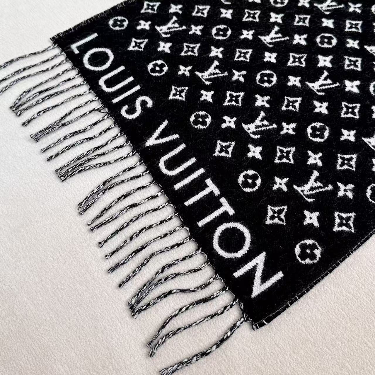 本款My Neverfull围巾为柔暖毛绒混纺铺陈经典Monogram 图案和路易威登成衣系列的Neve