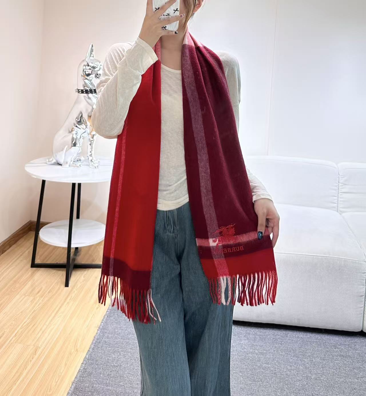 NO:714827,New Year red 100% cashmere!  Burberry's rare high-end men's and women's models in 2026, a very authentic scarf for men and women ~ I love the fabric, very soft, delicate, comfortable and simple, super beautiful goddess color, any boy or girl will like it, the classic logo is very delicate embellishment, texture is unobtrusive ~ Synchronous counter, unisex style, size 30-170cm is suitable for formal wear or casual wear ~ It can be folded in half or wrapped in a circle. High version scarf, high version scarf, burberry19860909新年红百分之百山羊绒！2026年巴宝利难得的高端男女款,非常正的男女士围巾~面料大爱,非常柔软细腻舒服大气简约,超级好看的女神配色,任何男女生都会喜欢的款吧,经典Logo非常精致的点缀,有质感不张扬~同步专柜,男女通用款式,规格30-170cm搭配正装或者搭配休闲装都很合适~对折挂围或者绕圈围都完全可以高版本围巾,高版本围巾,burberry,scarf