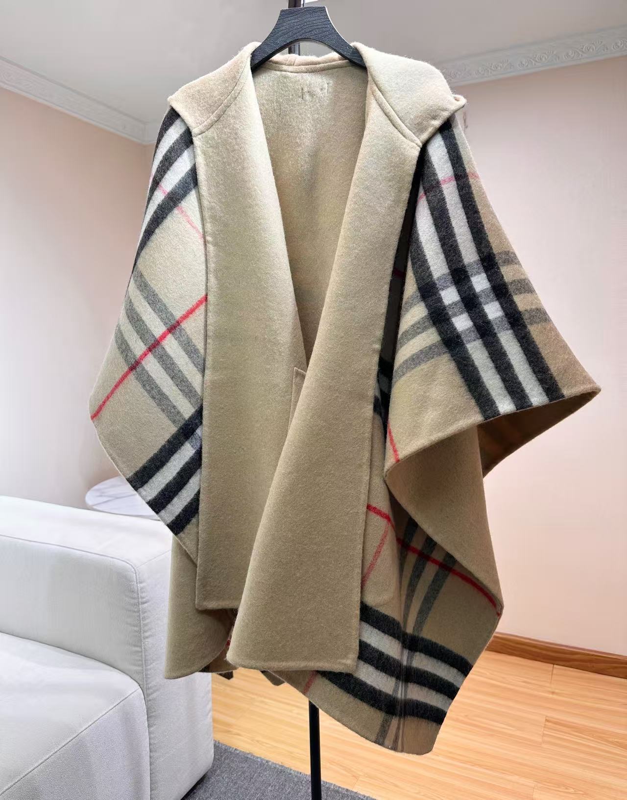 张婧仪同款披肩 ，氛围感十足！Burberry可遇不可求的王炸级单品！拔草你的披肩斗篷，秋冬实用第一名🥇