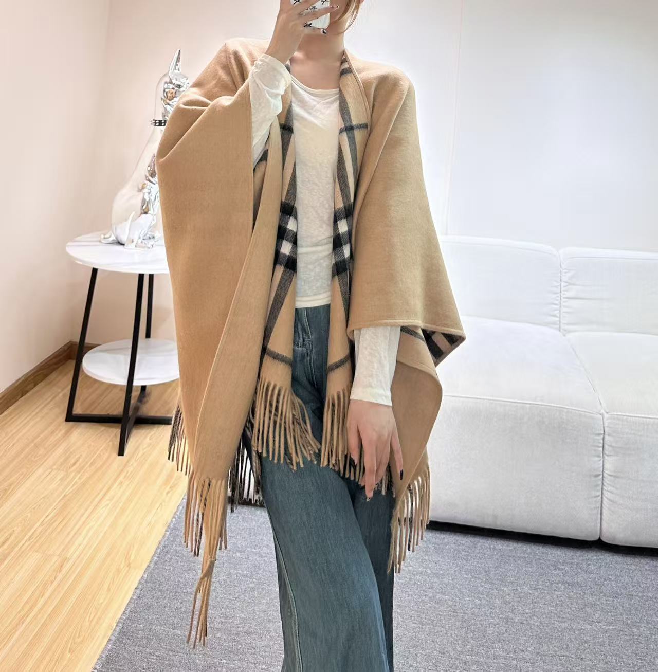 burberry新款双面格纹斗篷披肩，超级好看的brown，被张婧仪种草的ins风，，这批原单全包.本来