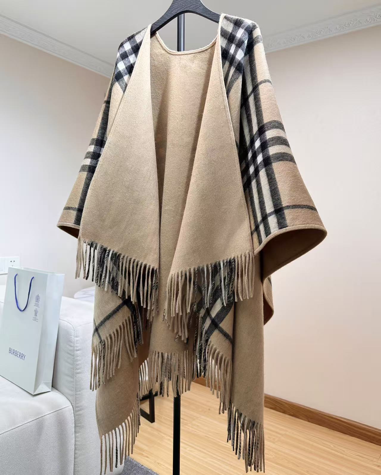 burberry新款双面格纹斗篷披肩，超级好看的brown，被张婧仪种草的ins风，，这批原单全包.本来