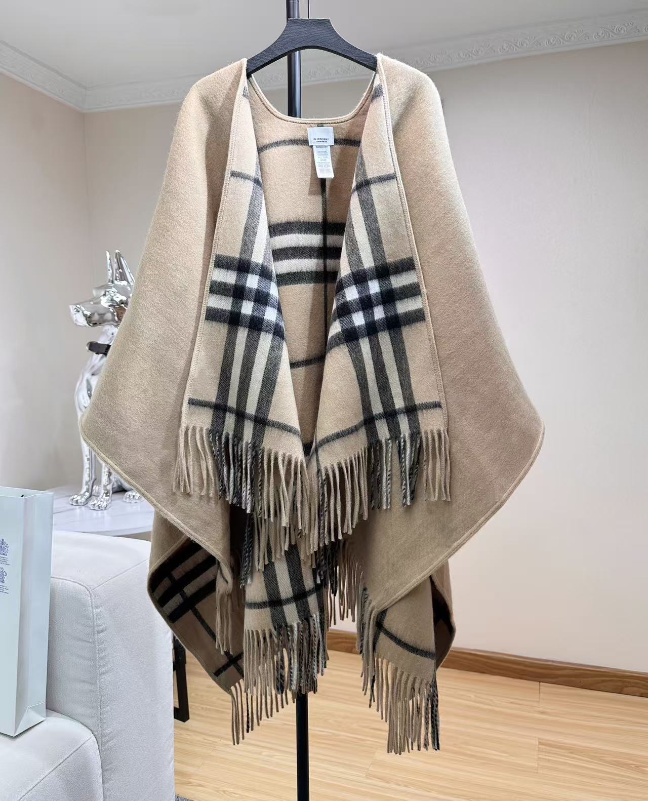 burberry新款双面格纹斗篷披肩，超级好看的brown，被张婧仪种草的ins风，，这批原单全包.本来