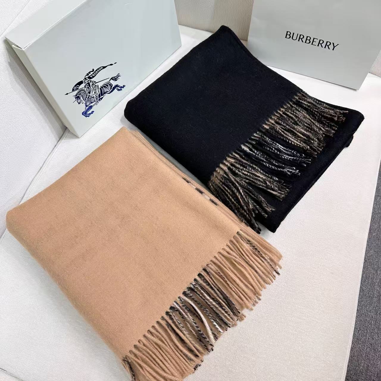 burberry新款双面格纹斗篷披肩，超级好看的brown，被张婧仪种草的ins风，，这批原单全包.本来