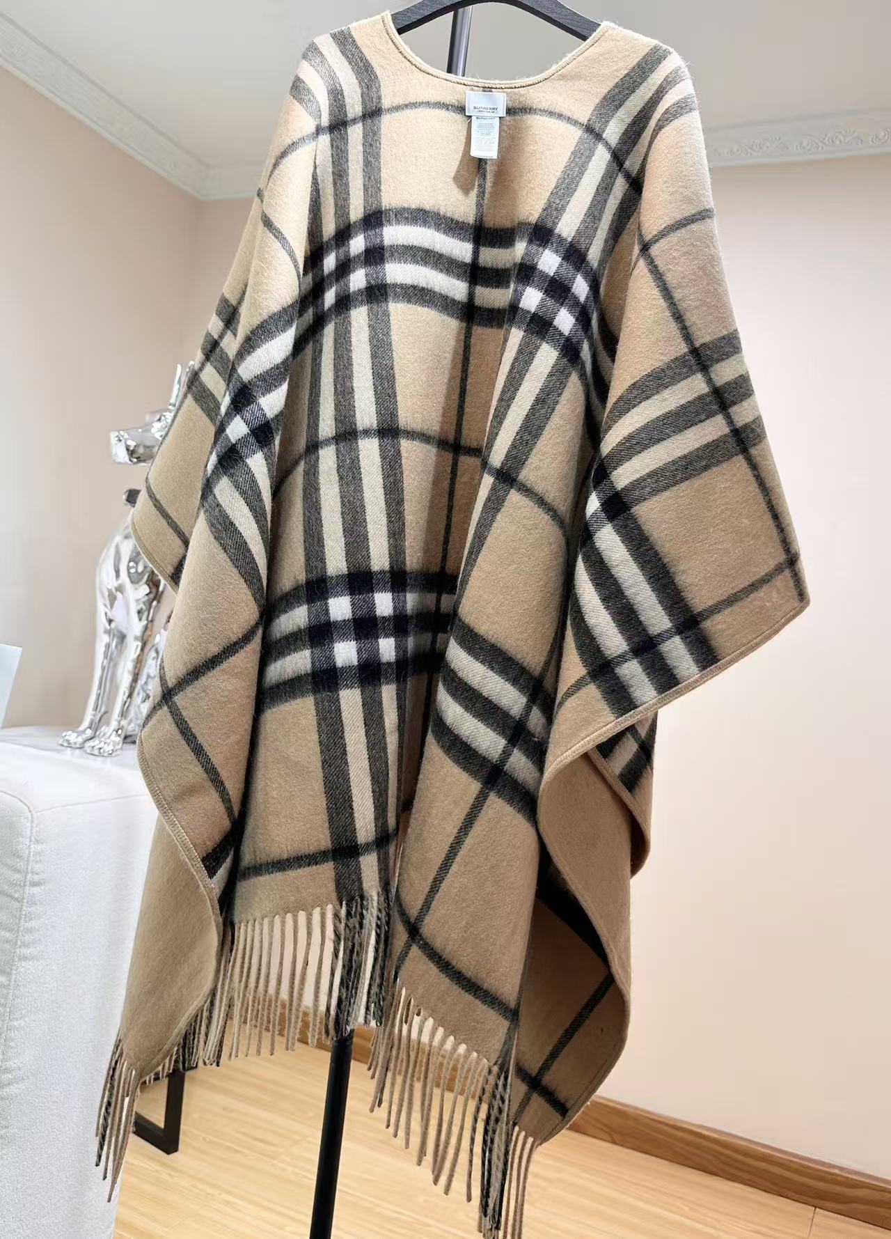burberry新款双面格纹斗篷披肩，超级好看的brown，被张婧仪种草的ins风，，这批原单全包.本来