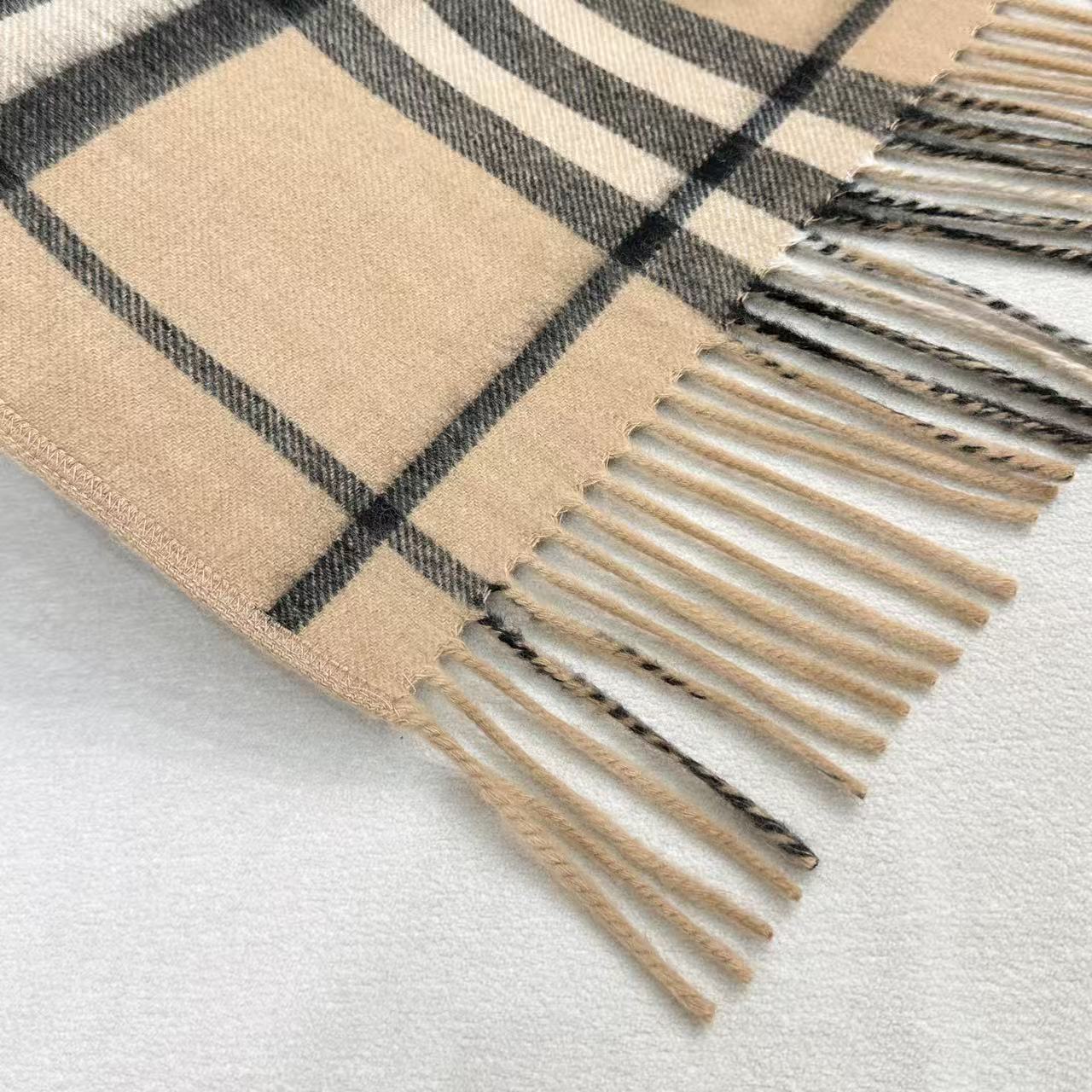 burberry新款双面格纹斗篷披肩，超级好看的brown，被张婧仪种草的ins风，，这批原单全包.本来