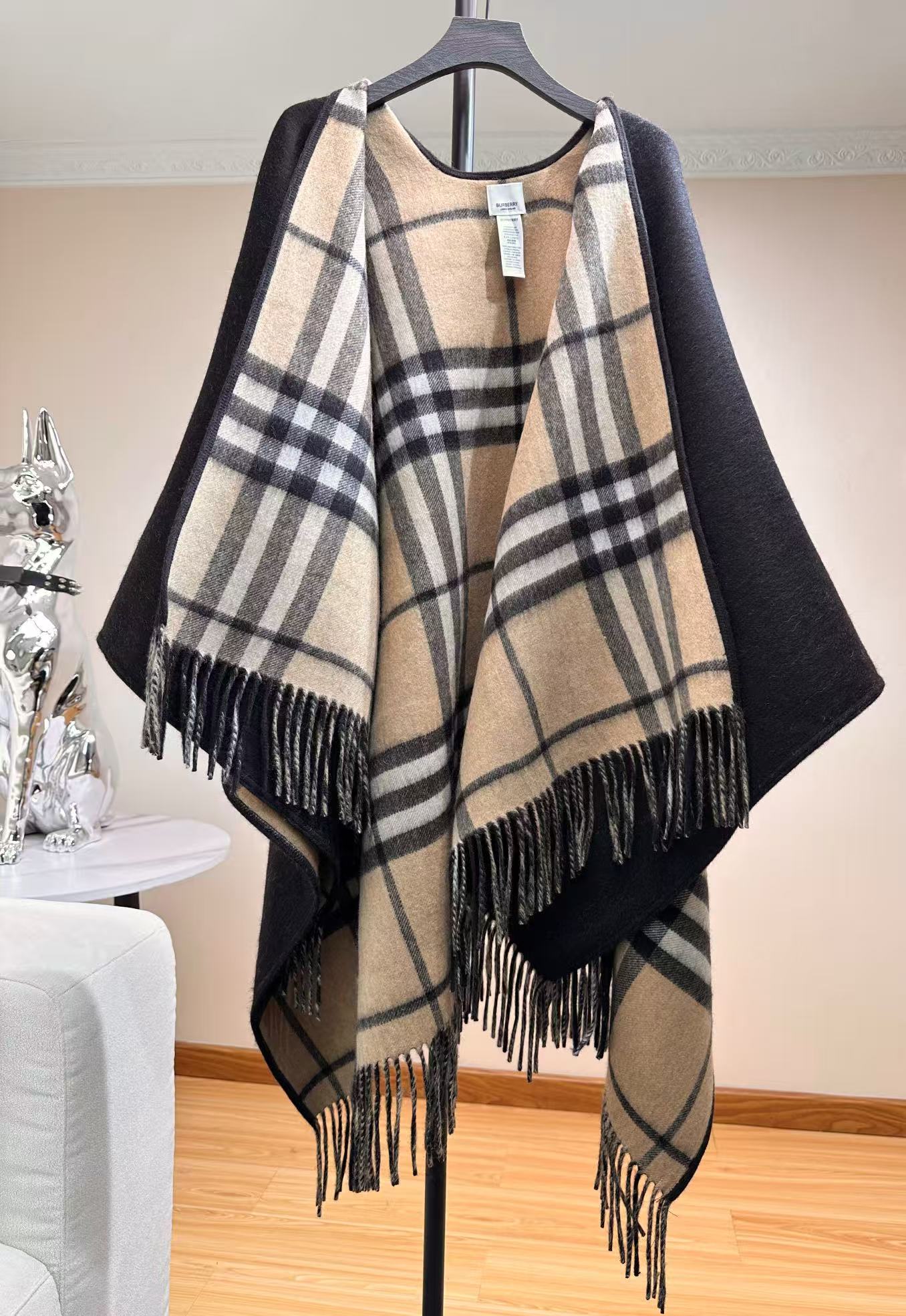 burberry新款双面格纹斗篷披肩，超级好看的brown，被张婧仪种草的ins风，，这批原单全包.本来