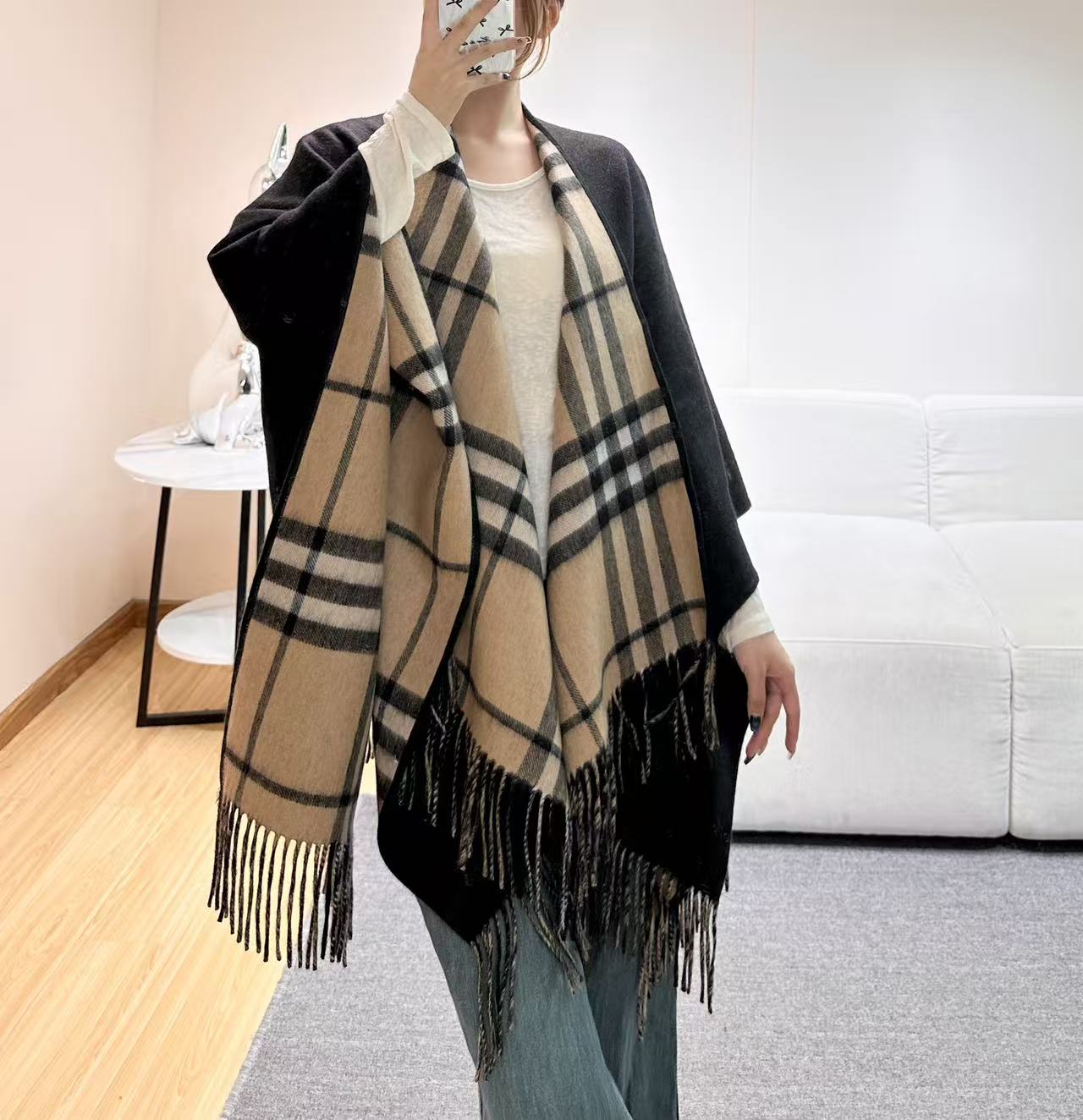 burberry新款双面格纹斗篷披肩，超级好看的brown，被张婧仪种草的ins风，，这批原单全包.本来