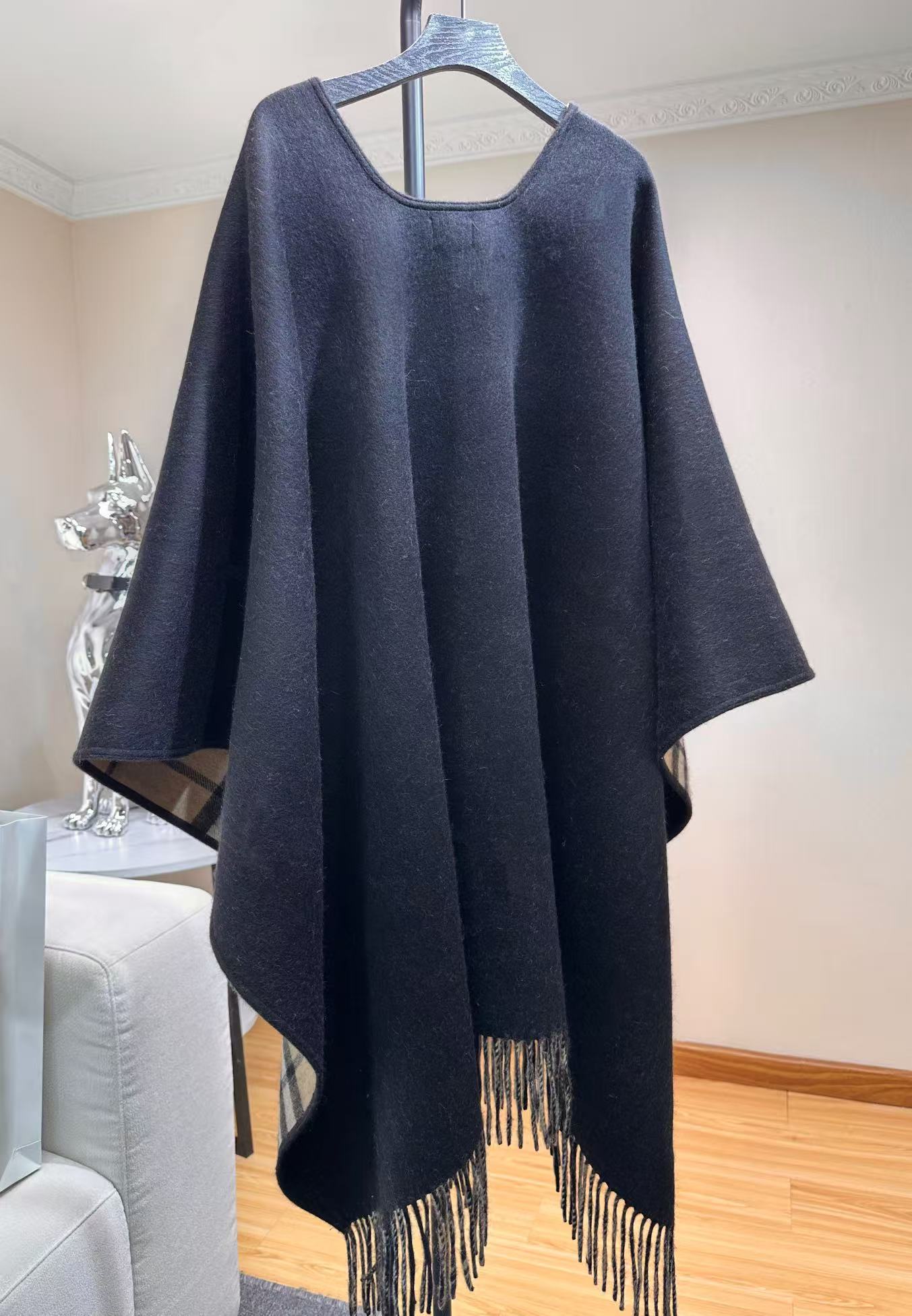 burberry新款双面格纹斗篷披肩，超级好看的brown，被张婧仪种草的ins风，，这批原单全包.本来