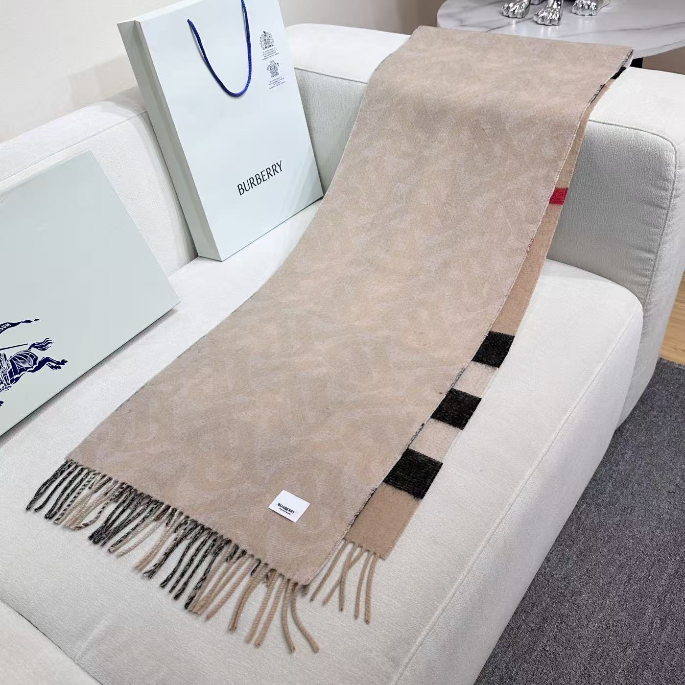 上新❤️高版合股纱 · 法国的外贸订单 ❗️Bur经典款TB典藏款系列❗️提花精纺羊绒围巾，产自苏格兰工