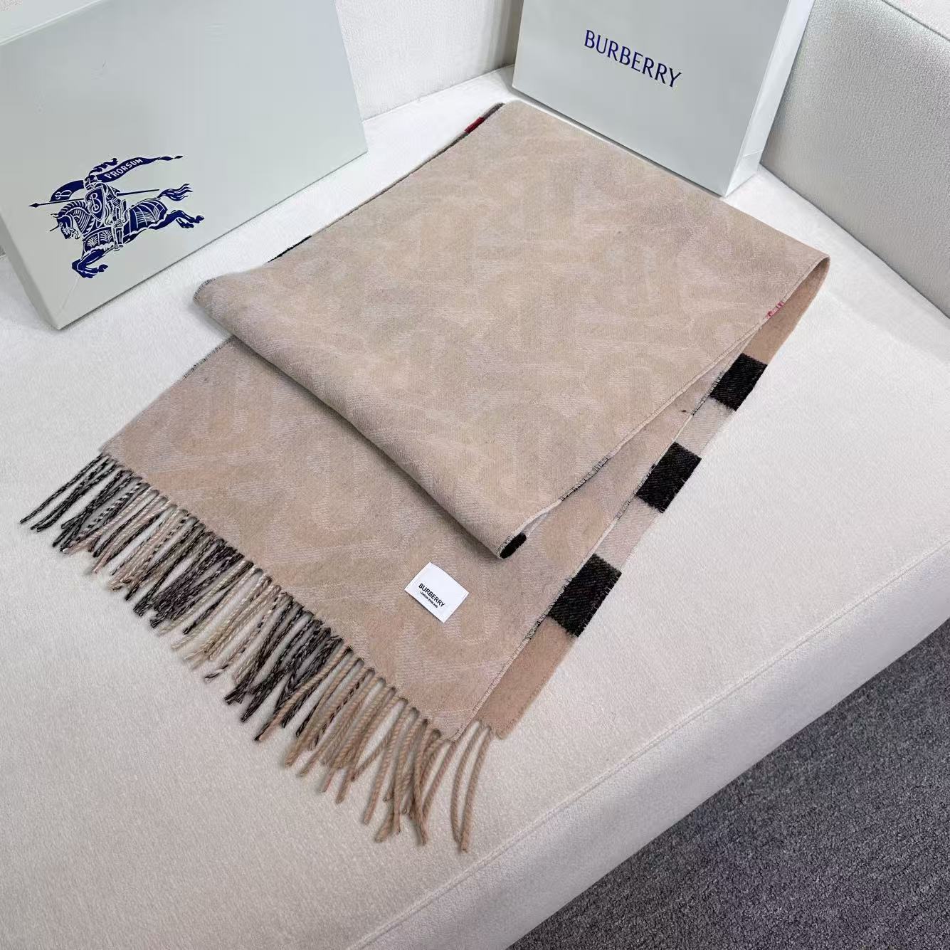 上新❤️高版合股纱 · 法国的外贸订单 ❗️Bur经典款TB典藏款系列❗️提花精纺羊绒围巾，产自苏格兰工
