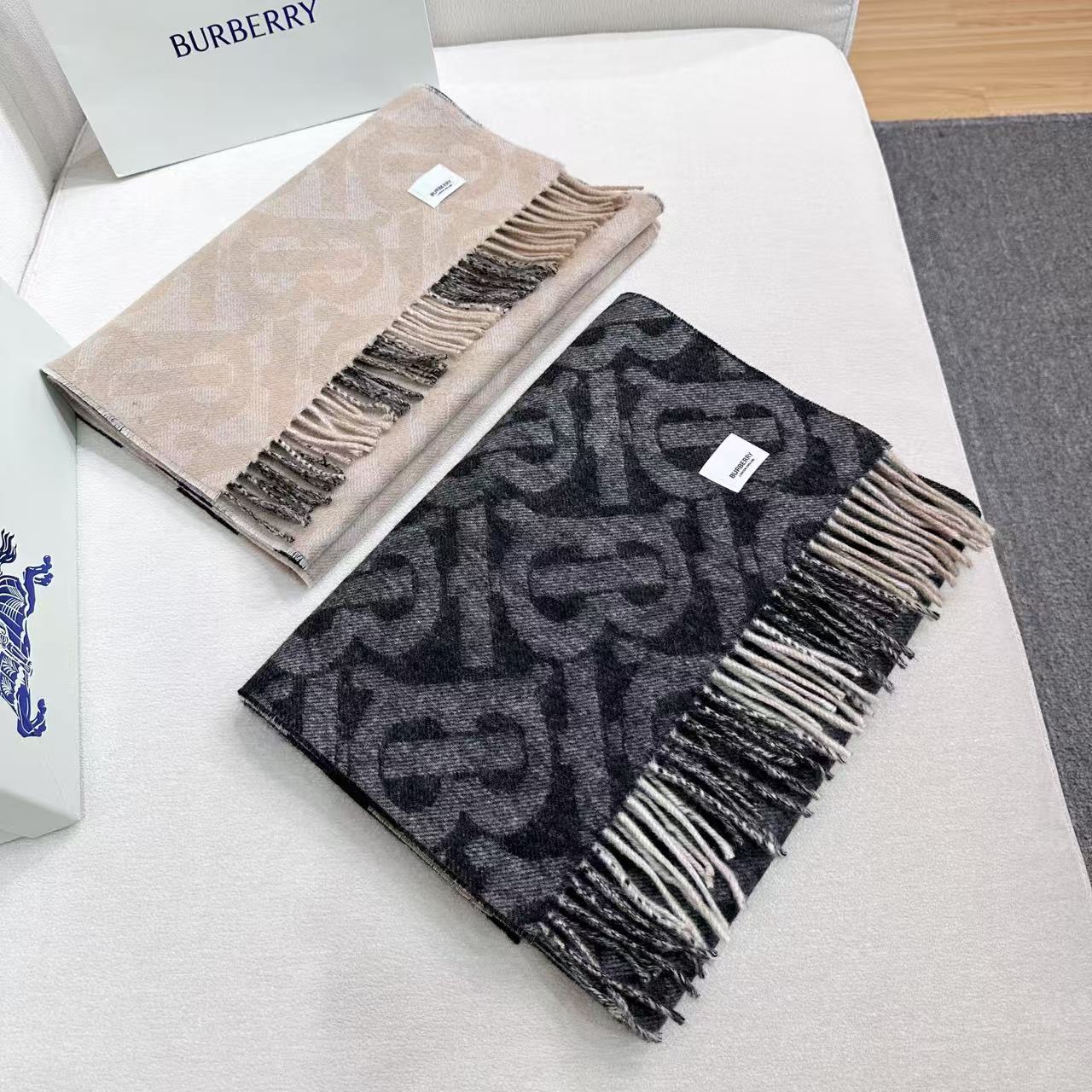 上新❤️高版合股纱 · 法国的外贸订单 ❗️Bur经典款TB典藏款系列❗️提花精纺羊绒围巾，产自苏格兰工