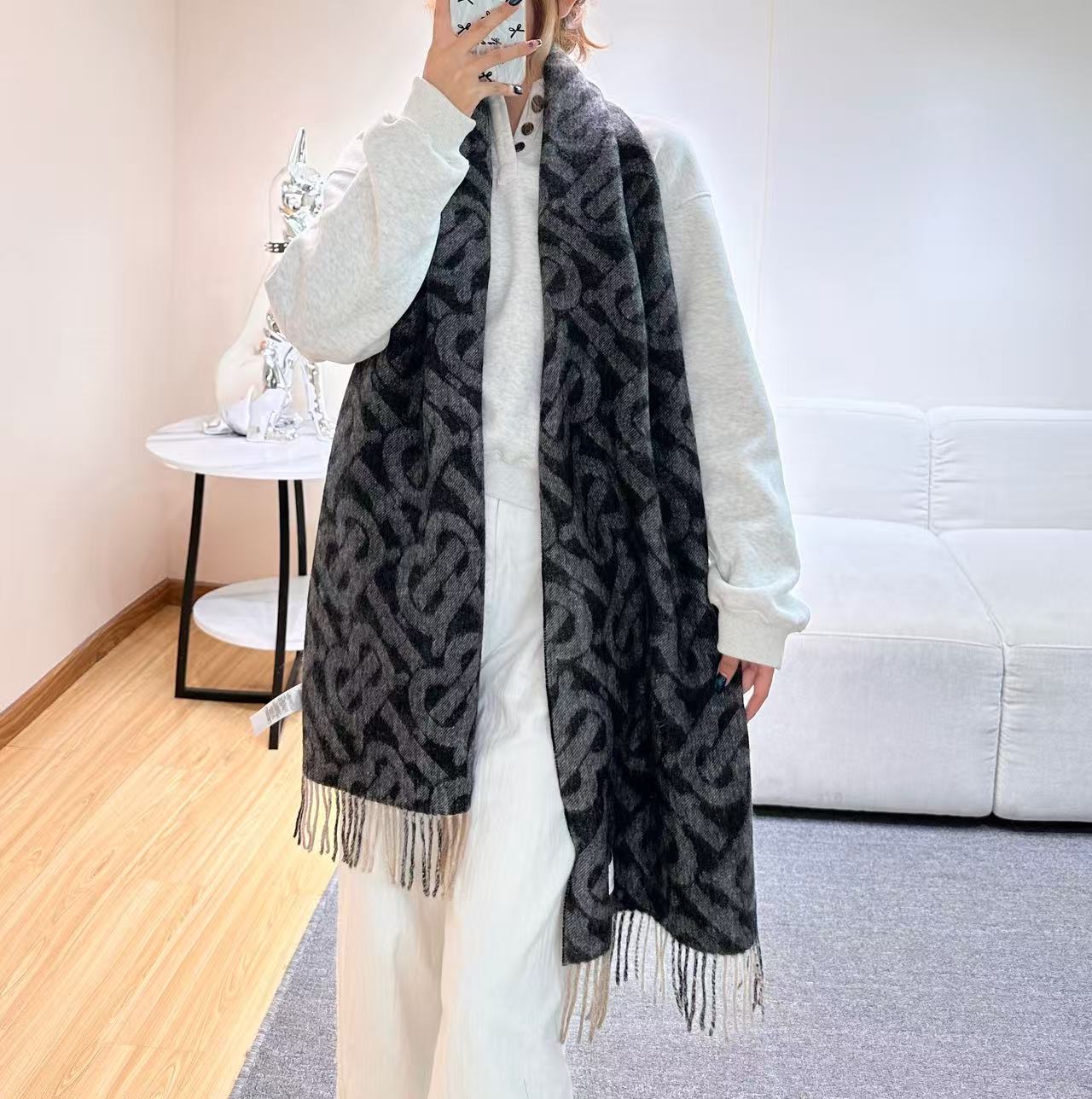 NO:714721,New high-end version of plied yarn · French foreign trade order Bur classic TB collection series jacquard worsted cashmere scarf, produced in Scottish workshops, decorated with plaid and exclusive brand logo pattern. The fabric is soaked and washed in clear spring water in the Scottish Highlands, and then brushed with grass to create a soft touch. 20019860909上新高版合股纱 · 法国的外贸订单 Bur经典款TB典藏款系列提花精纺羊绒围巾,产自苏格兰工坊,装饰格纹拼品牌专属标识图案.面料在苏格兰高地清泉水中浸泡涤荡,再采用起绒草拉绒工艺,悉心打造出柔软触感 200 x 36cm 羔绒 长方形 两端流苏装饰 专业干洗 苏格兰制高版本围巾,高版本围巾,burberry,scarf