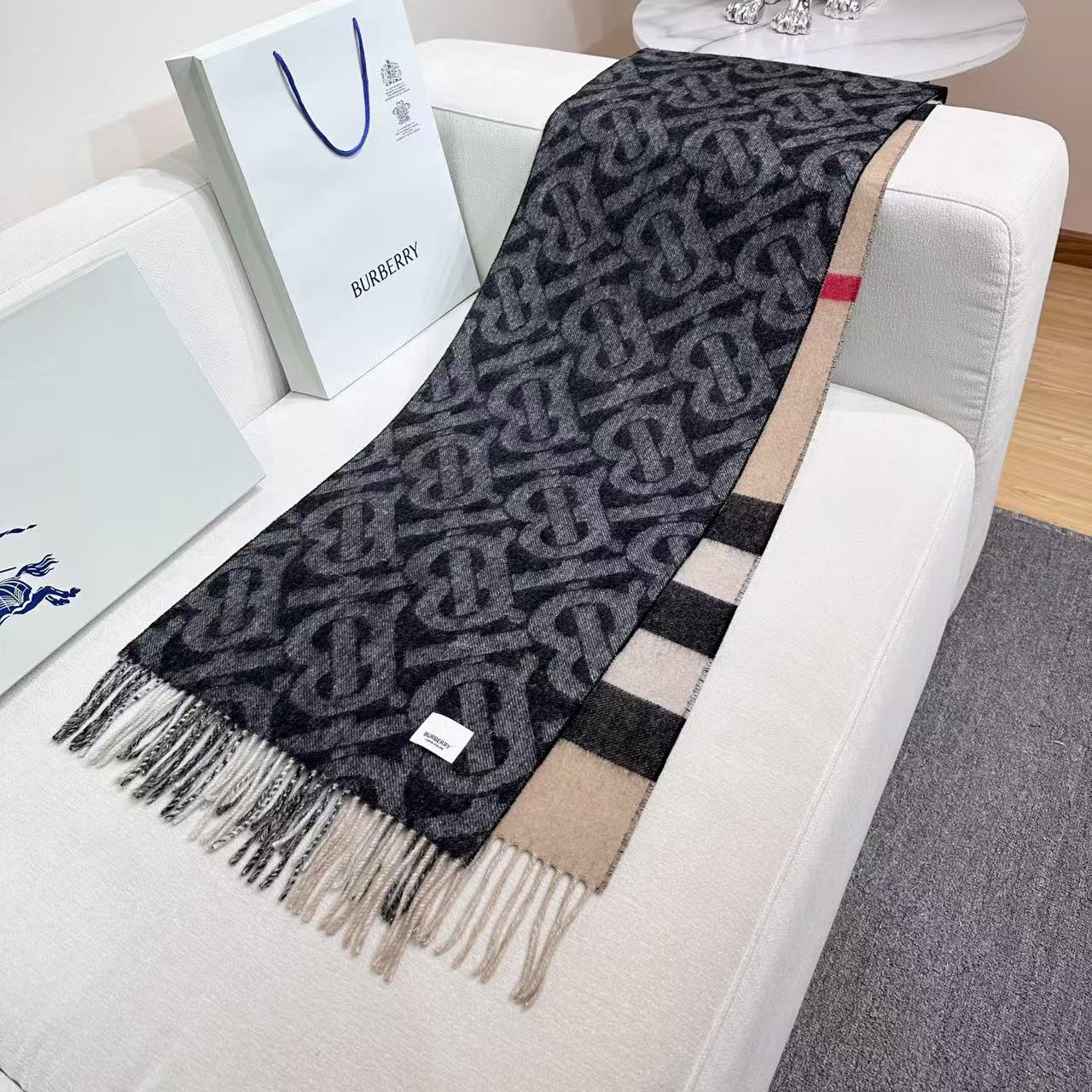 上新❤️高版合股纱 · 法国的外贸订单 ❗️Bur经典款TB典藏款系列❗️提花精纺羊绒围巾，产自苏格兰工