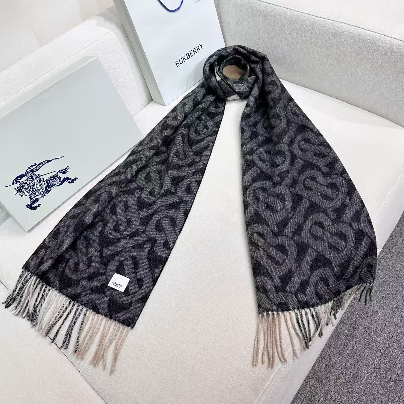 上新❤️高版合股纱 · 法国的外贸订单 ❗️Bur经典款TB典藏款系列❗️提花精纺羊绒围巾，产自苏格兰工