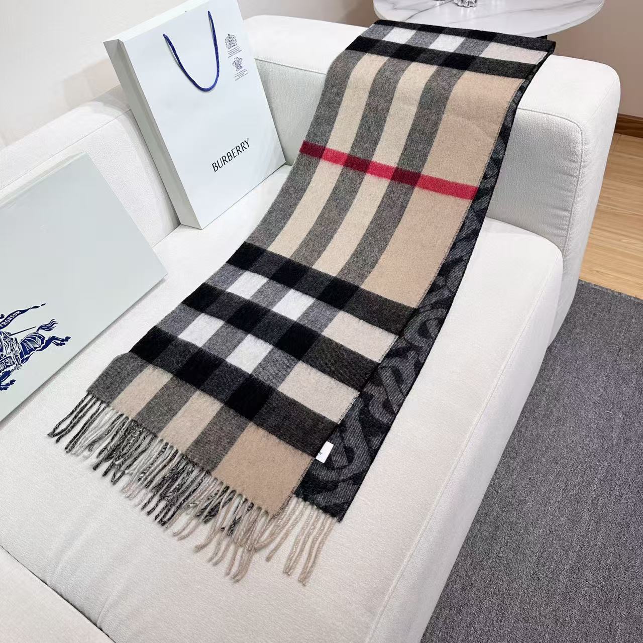 上新❤️高版合股纱 · 法国的外贸订单 ❗️Bur经典款TB典藏款系列❗️提花精纺羊绒围巾，产自苏格兰工