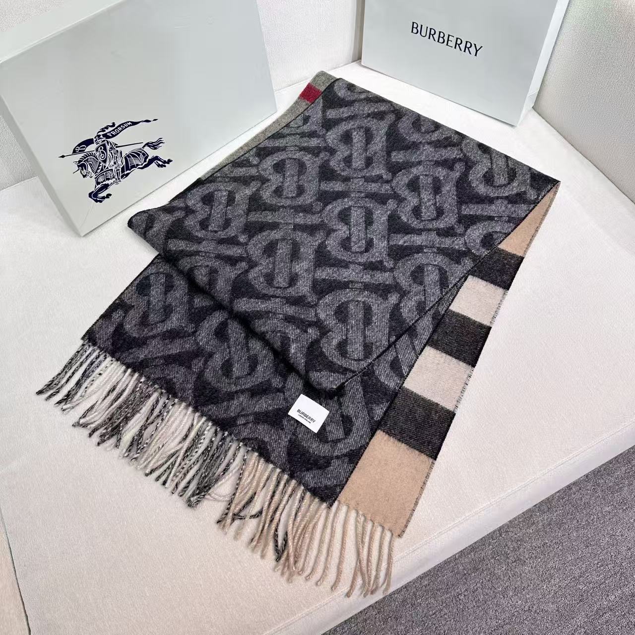 上新❤️高版合股纱 · 法国的外贸订单 ❗️Bur经典款TB典藏款系列❗️提花精纺羊绒围巾，产自苏格兰工