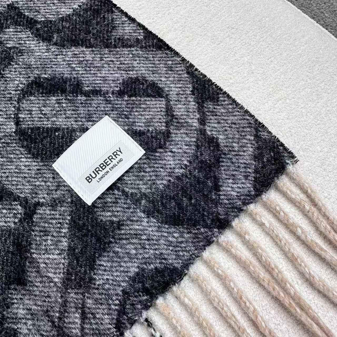 上新❤️高版合股纱 · 法国的外贸订单 ❗️Bur经典款TB典藏款系列❗️提花精纺羊绒围巾，产自苏格兰工