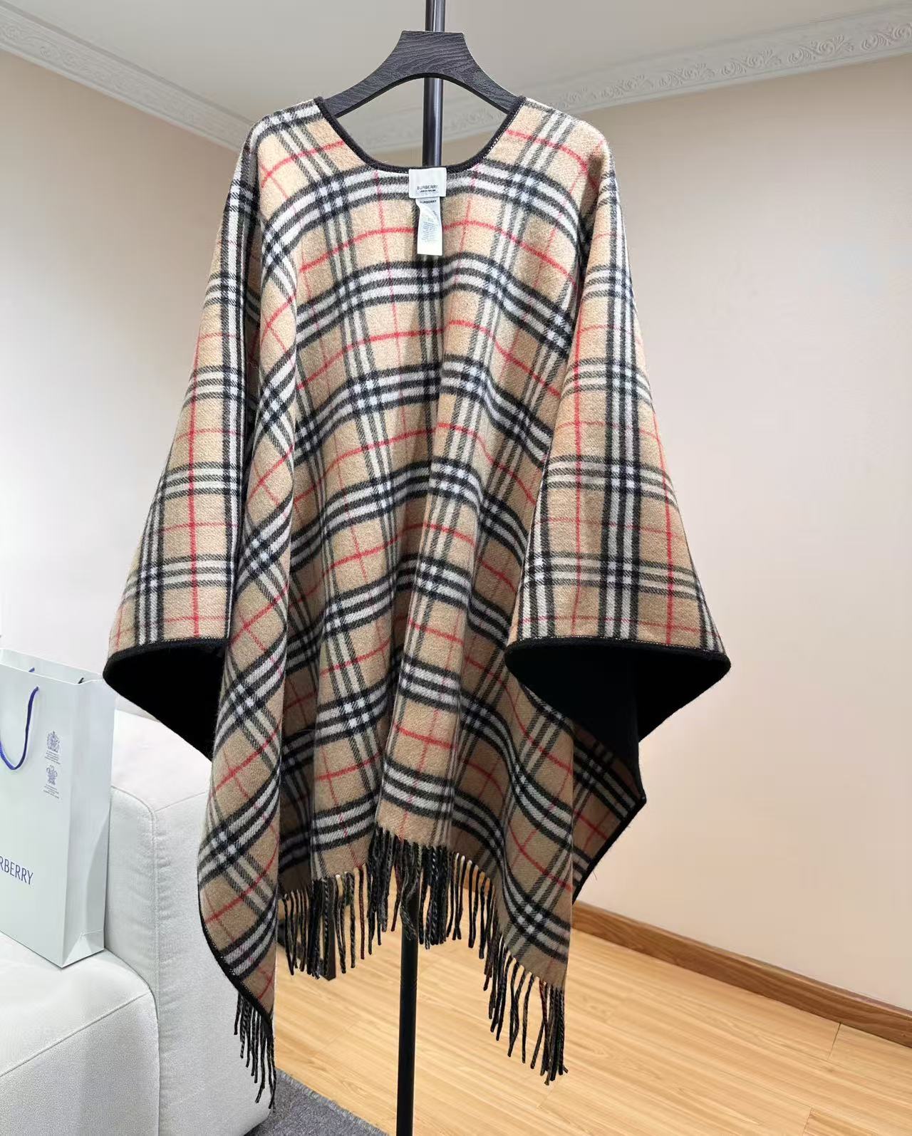burberry经典英伦格双面斗篷披肩，超级好看，这批原单全包.本来订制出口单.但是不明原因被扣留，Qc