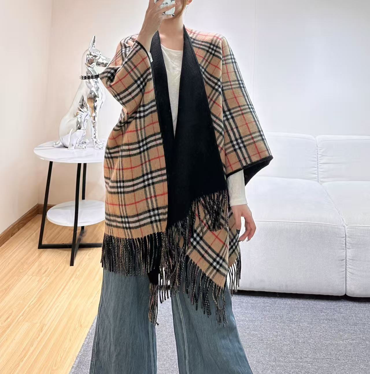 burberry经典英伦格双面斗篷披肩，超级好看，这批原单全包.本来订制出口单.但是不明原因被扣留，Qc