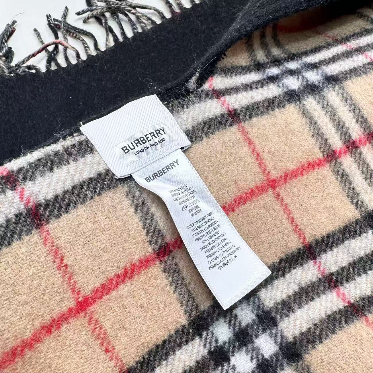 burberry经典英伦格双面斗篷披肩，超级好看，这批原单全包.本来订制出口单.但是不明原因被扣留，Qc