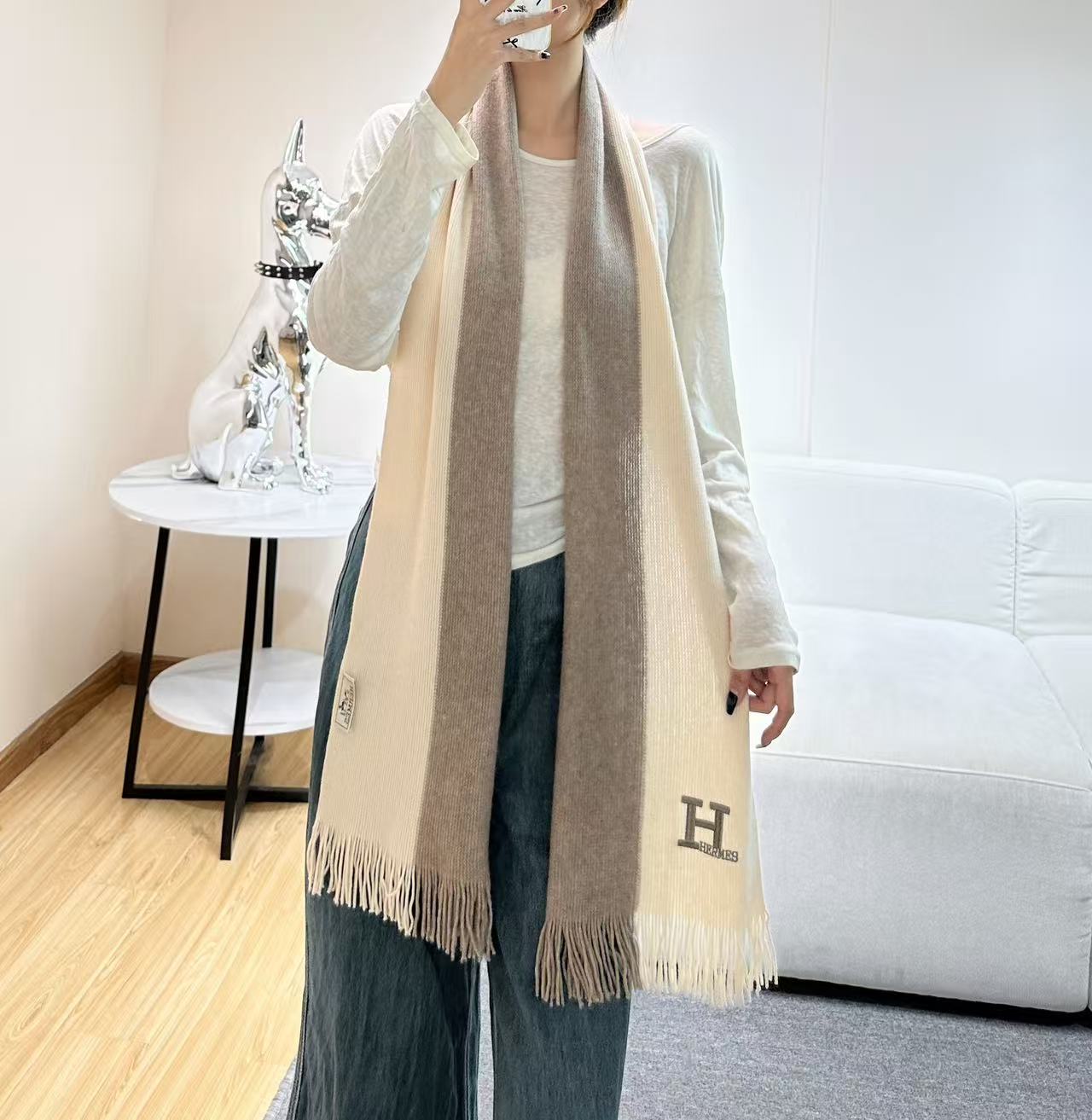 NO:727919,New!  Same style for men and women, 100% pure cashmere Hermes counter, high-end cashmere knitted scarf!  】It can be formal or casual, very Classical design. This weaving method is relatively difficult, it consumes a lot of yarn, and the craftsmanship is very difficult!  !  !  This kind of men's scarf is definitely a timeless aesthetic item!  This cashmere scarf looks good on any person, and its shape is truly unique!  !  It’s so practical and versatile, there’s actually no superfluous design, and it looks good no matter how you wear it!  It has a drapey feel, is warm and very slimming!  It is suitable for matching with formal wear or casual wear. It can be folded in half and hung or wrapped in a circle. It has warm style 30180 high version scarf, high version scarf, hermes, hermes19860909上新！男女同款,百分百纯羊绒 Hermes（爱马仕）同步专柜,高端羊绒针织围巾！】可正式,可随意,非常Classical的设计.这款织法比较难,又很费纱线,工艺难度非常大！！！这样的男款围巾,绝对是一条审美不过时的单品！随便围都会好看的羊绒围巾,版型真是一绝！！太实用百搭了,其实没有多余的设计,怎么围都好看！有垂坠感,温暖且非常显瘦！搭配正装或者搭配休闲装都很合适~对折挂围或者绕圈围都完全可以,有温度的风度30180高版本围巾,高版本围巾,hermes,hermes,scarf