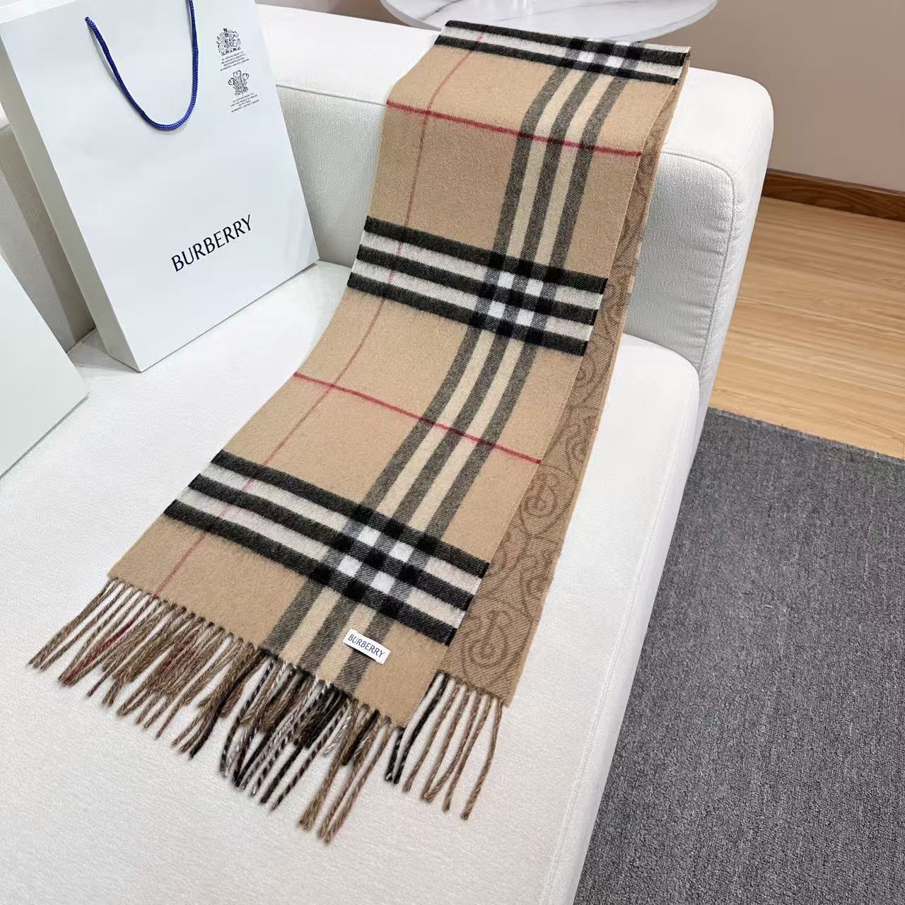 ✨✨B字形盾牌 Burberry · 巴宝莉双面围巾❗好看的要疯掉了，太有型太有魅力了❗❗非常斯文时尚的