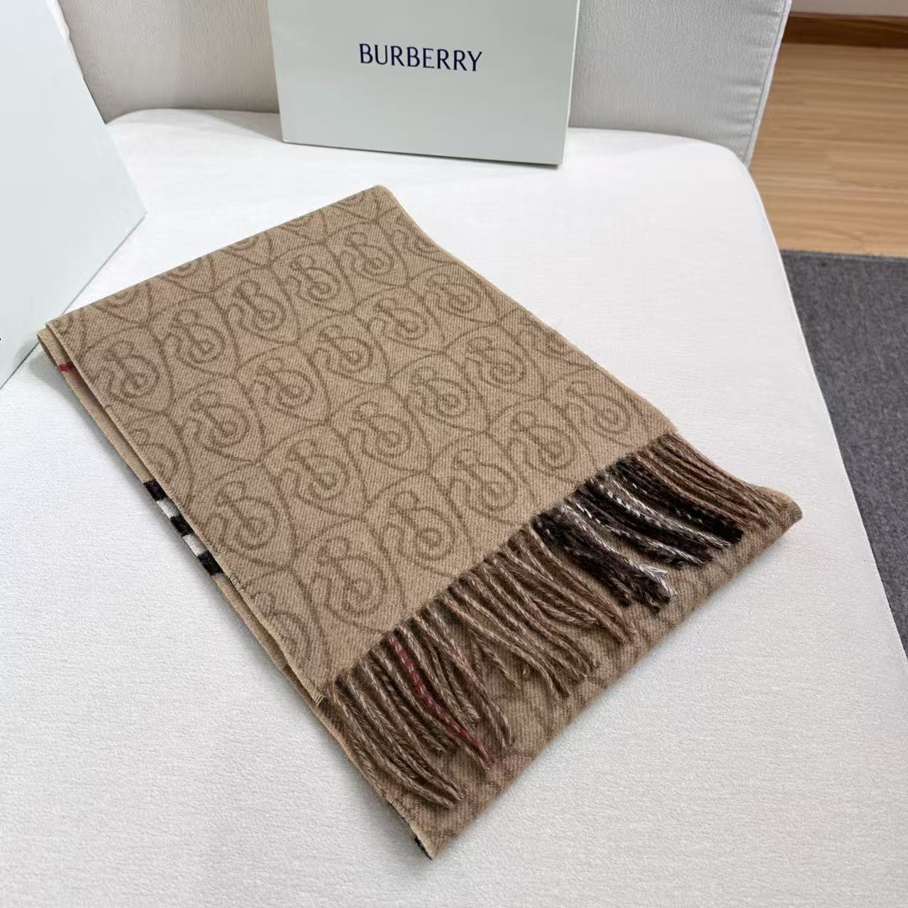 ✨✨B字形盾牌 Burberry · 巴宝莉双面围巾❗好看的要疯掉了，太有型太有魅力了❗❗非常斯文时尚的