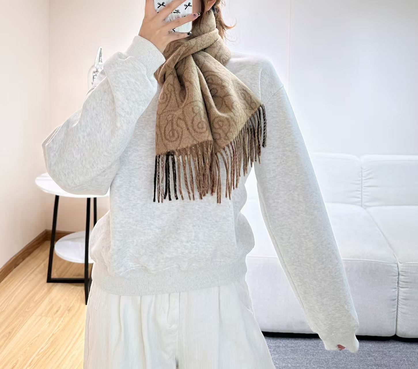 ✨✨B字形盾牌 Burberry · 巴宝莉双面围巾❗好看的要疯掉了，太有型太有魅力了❗❗非常斯文时尚的