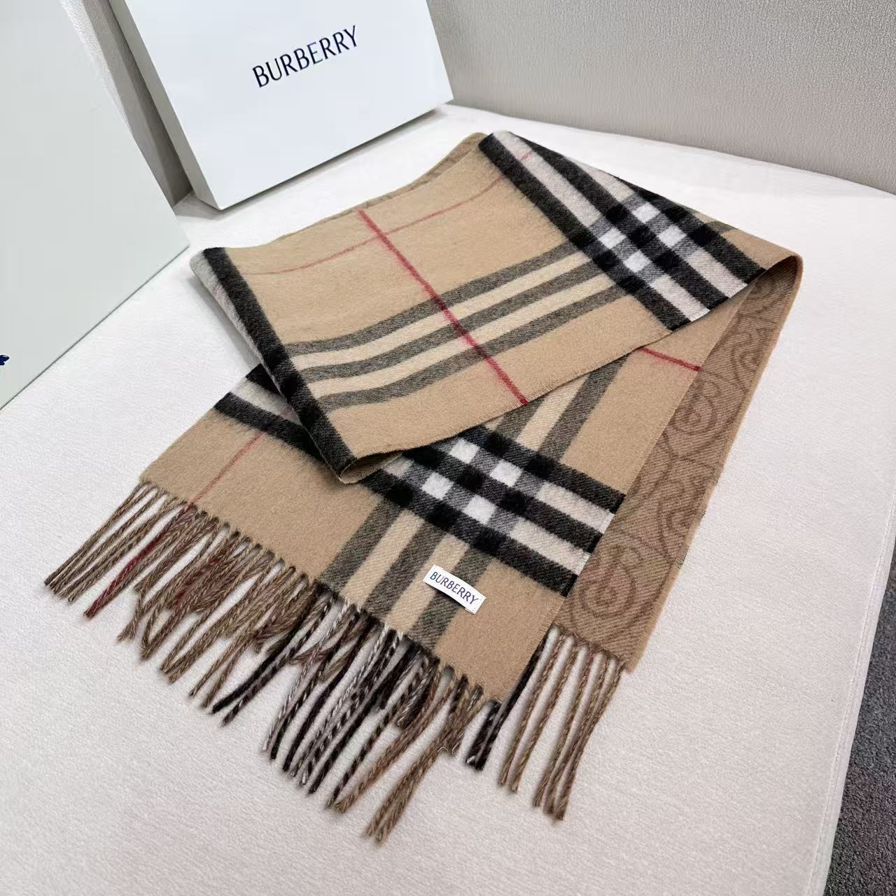 ✨✨B字形盾牌 Burberry · 巴宝莉双面围巾❗好看的要疯掉了，太有型太有魅力了❗❗非常斯文时尚的