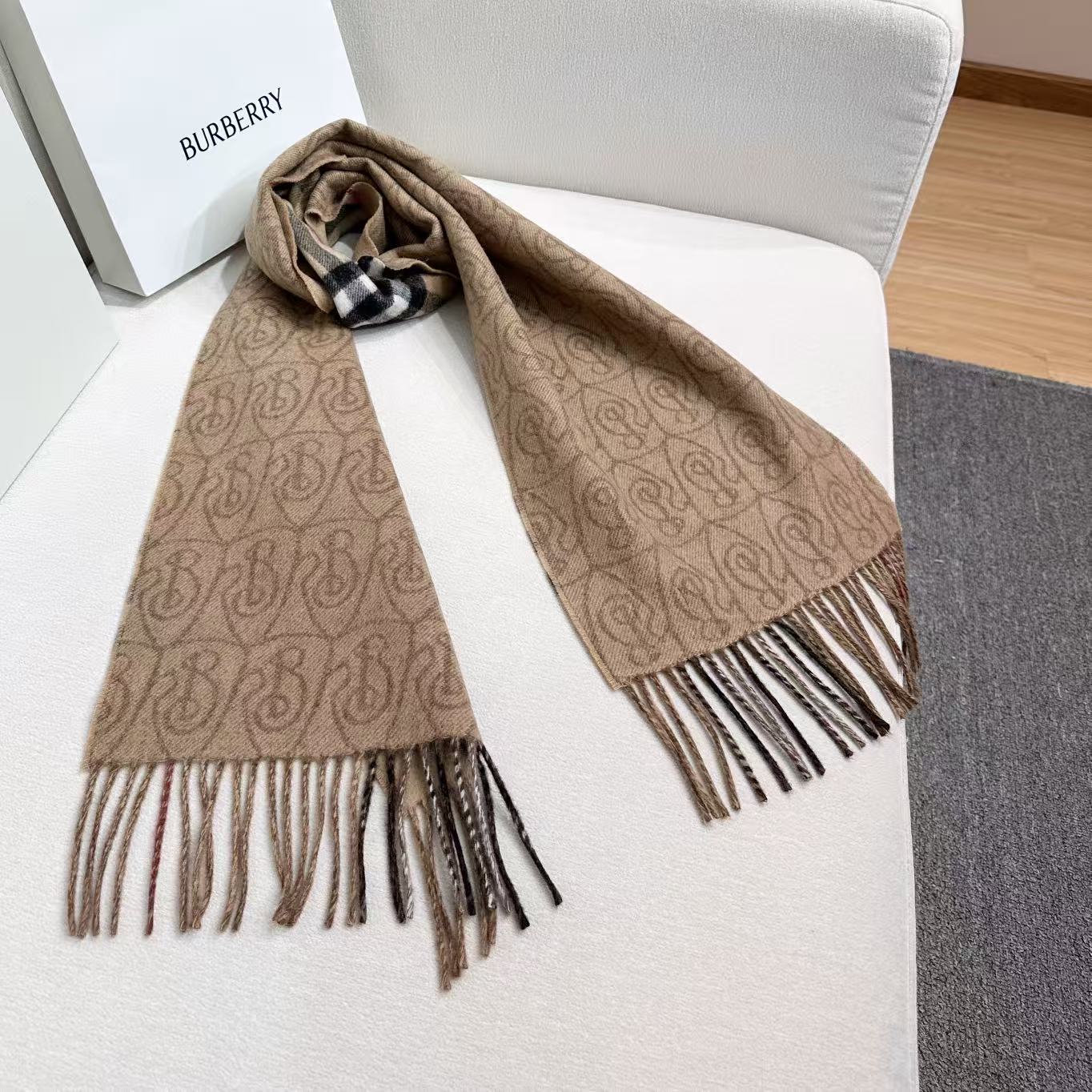 ✨✨B字形盾牌 Burberry · 巴宝莉双面围巾❗好看的要疯掉了，太有型太有魅力了❗❗非常斯文时尚的