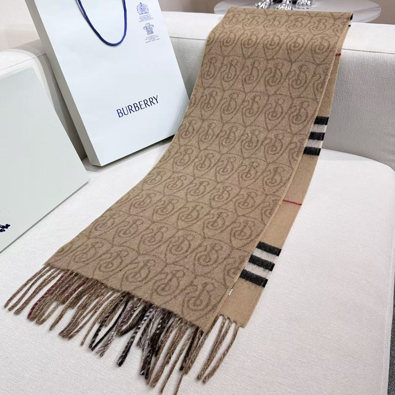 ✨✨B字形盾牌 Burberry · 巴宝莉双面围巾❗好看的要疯掉了，太有型太有魅力了❗❗非常斯文时尚的