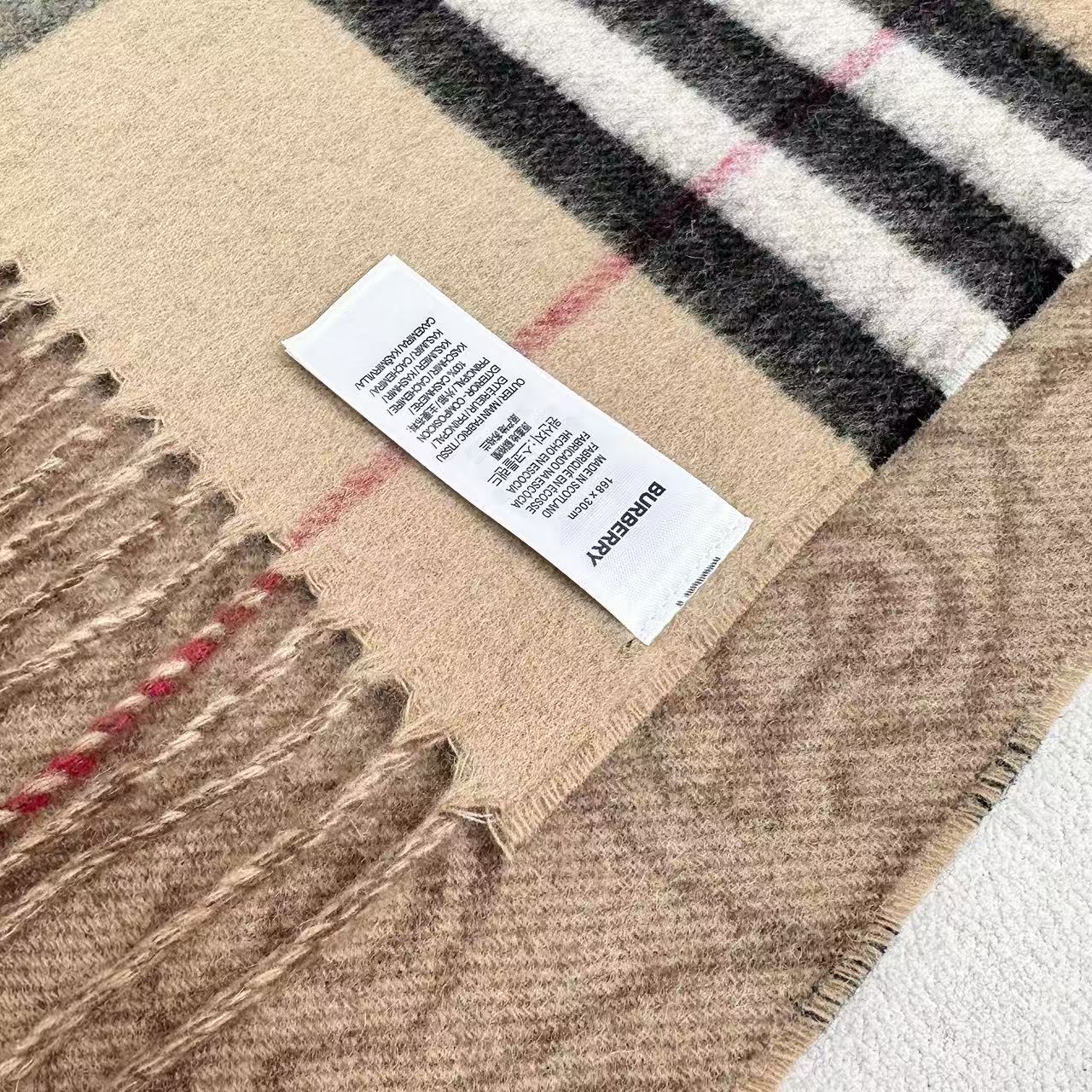 ✨✨B字形盾牌 Burberry · 巴宝莉双面围巾❗好看的要疯掉了，太有型太有魅力了❗❗非常斯文时尚的