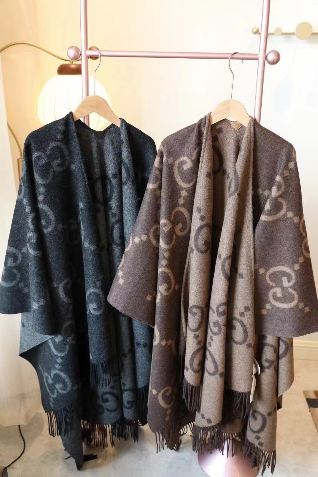 Gucci双面大g斗篷 原版品质，牛皮贴标      双股纱 羊绒面料 大克重对版双面两用斗篷 正反面领