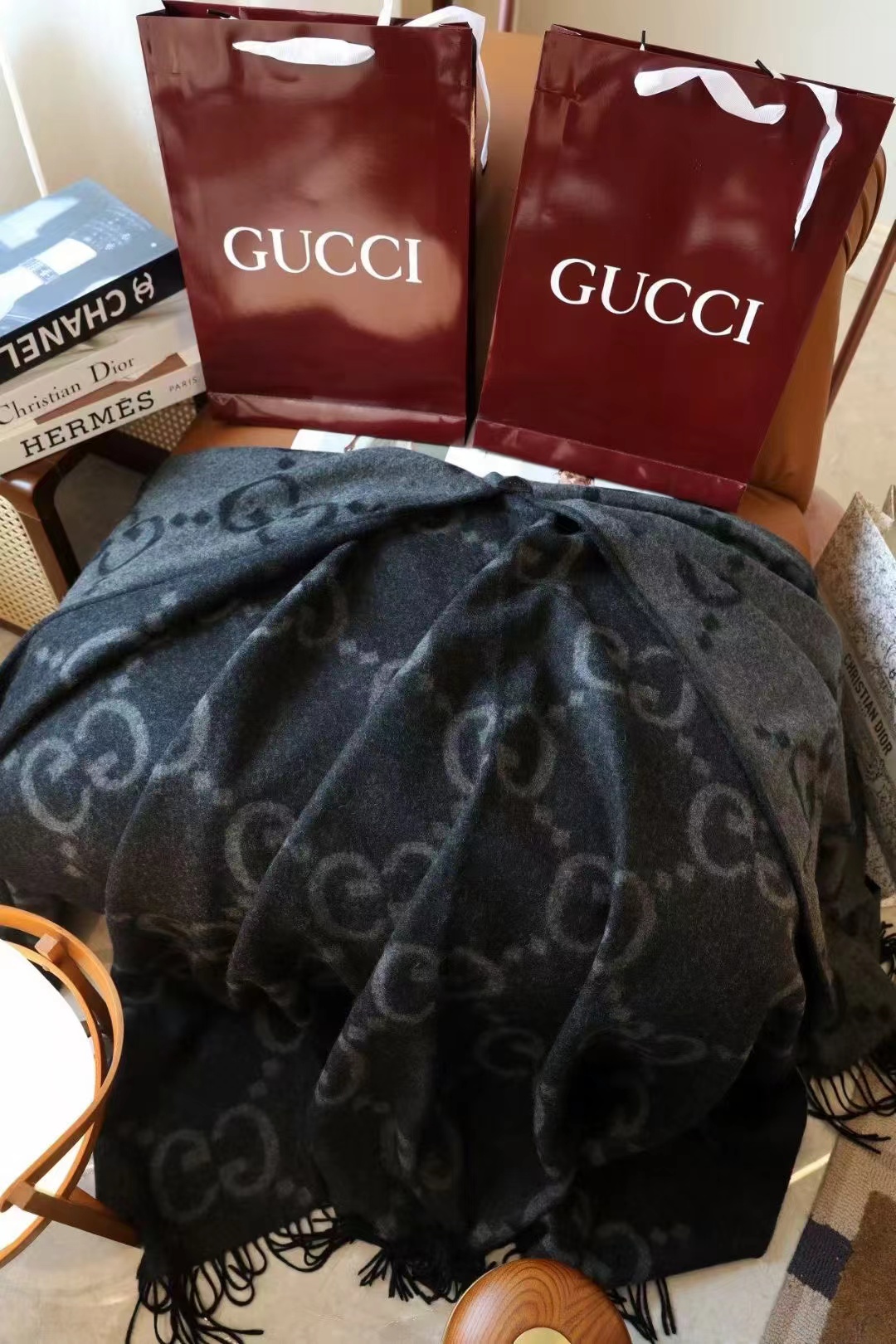 Gucci双面大g斗篷 原版品质，牛皮贴标      双股纱 羊绒面料 大克重对版双面两用斗篷 正反面领